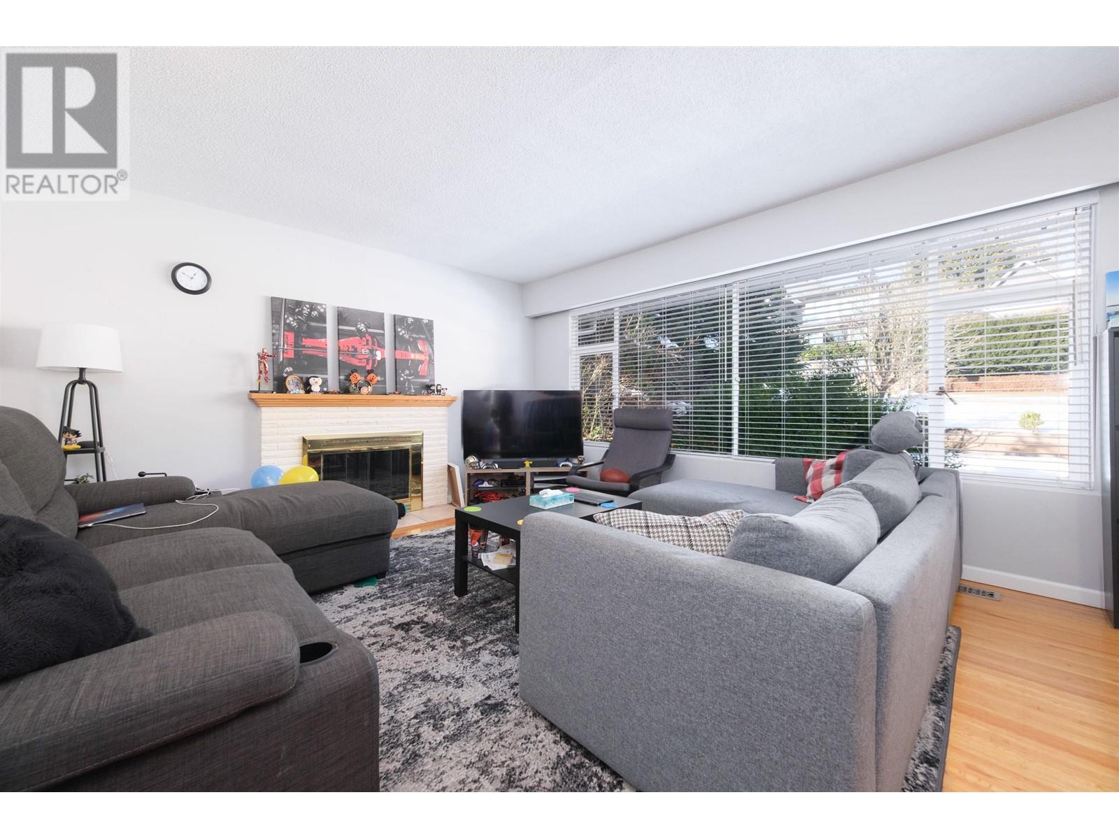 1059 Calverhall Street, North Vancouver, British Columbia  V7L 1Y4 - Photo 3 - R2967631