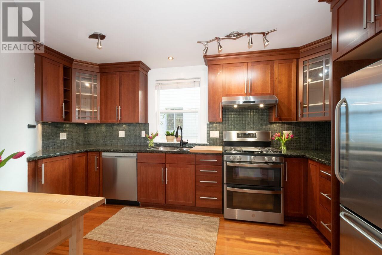 Listing Picture 14 of 39 : 3313 E 26TH AVENUE, Vancouver / 溫哥華 - 魯藝地產 Yvonne Lu Group - MLS Medallion Club Member