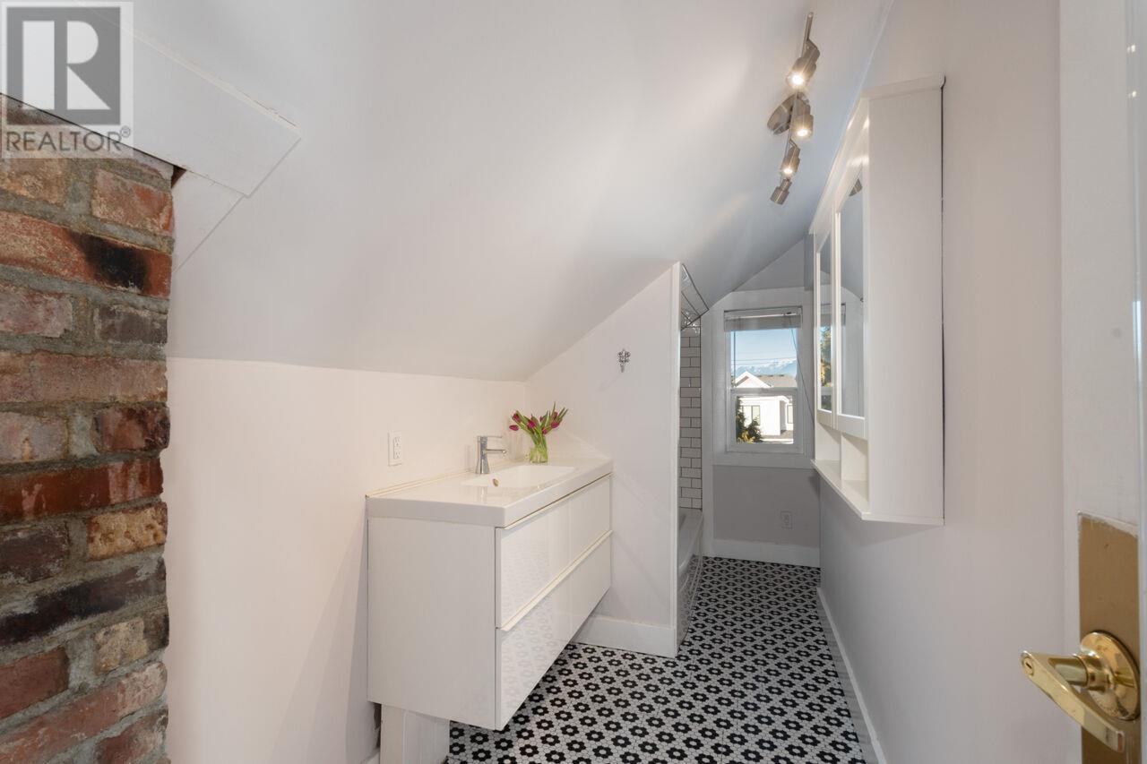 Listing Picture 19 of 39 : 3313 E 26TH AVENUE, Vancouver / 溫哥華 - 魯藝地產 Yvonne Lu Group - MLS Medallion Club Member