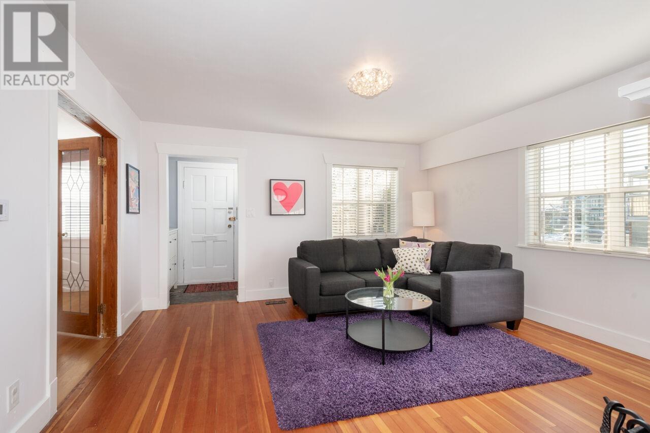 Listing Picture 2 of 39 : 3313 E 26TH AVENUE, Vancouver / 溫哥華 - 魯藝地產 Yvonne Lu Group - MLS Medallion Club Member