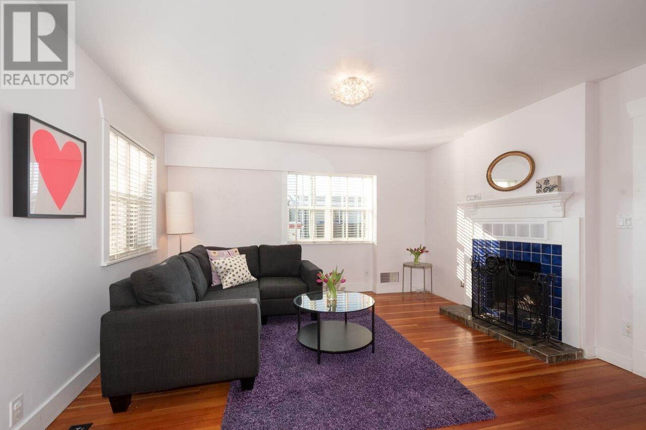 Listing Picture 3 of 39 : 3313 E 26TH AVENUE, Vancouver / 溫哥華 - 魯藝地產 Yvonne Lu Group - MLS Medallion Club Member