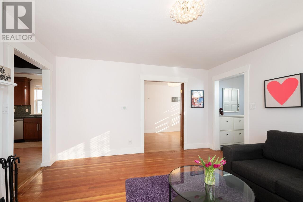 Listing Picture 4 of 39 : 3313 E 26TH AVENUE, Vancouver / 溫哥華 - 魯藝地產 Yvonne Lu Group - MLS Medallion Club Member