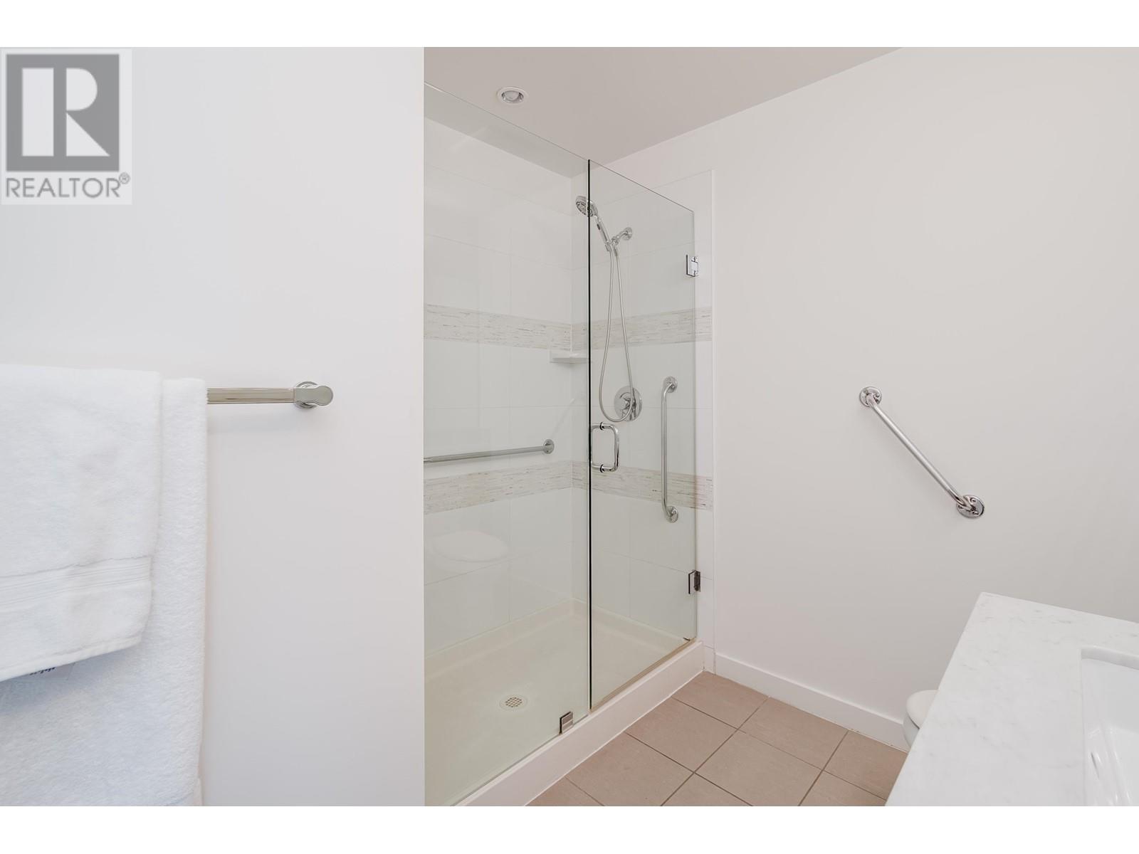 Listing Picture 16 of 38 : 101 9399 ODLIN ROAD, Richmond / 烈治文 - 魯藝地產 Yvonne Lu Group - MLS Medallion Club Member