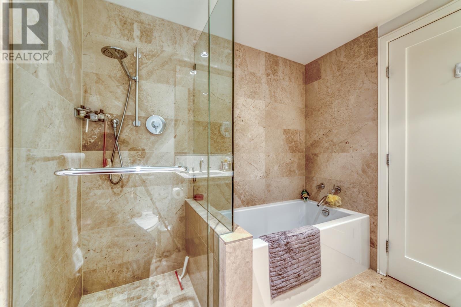 Listing Picture 18 of 35 : 1606 1221 BIDWELL STREET, Vancouver / 溫哥華 - 魯藝地產 Yvonne Lu Group - MLS Medallion Club Member