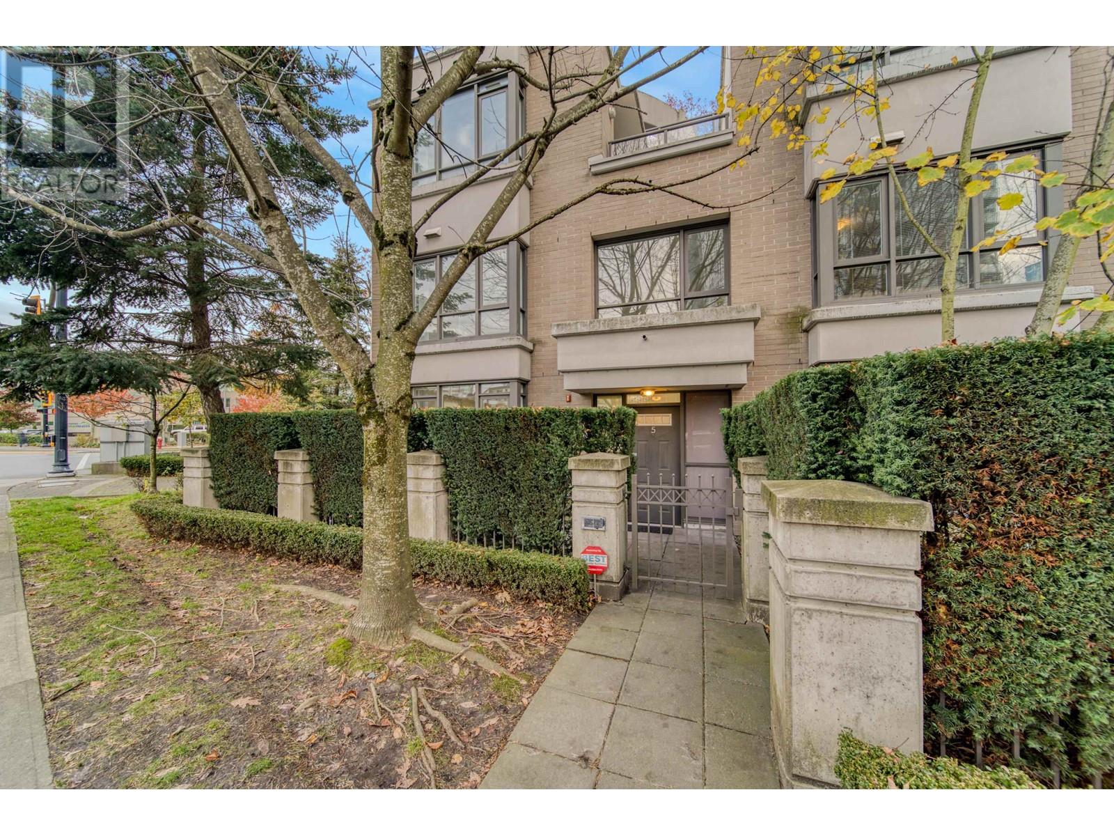 Listing Picture 2 of 30 : 5 7555 ALDERBRIDGE WAY, Richmond / 烈治文 - 魯藝地產 Yvonne Lu Group - MLS Medallion Club Member