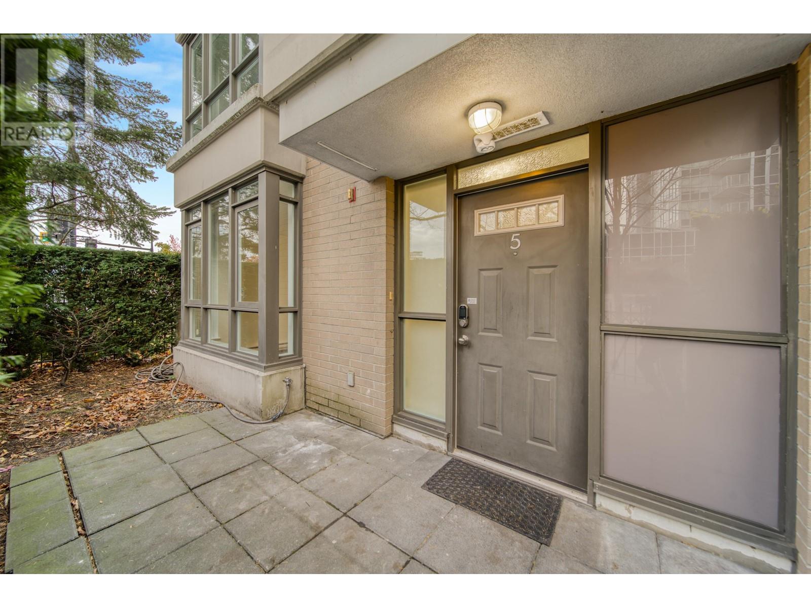 Listing Picture 3 of 30 : 5 7555 ALDERBRIDGE WAY, Richmond / 烈治文 - 魯藝地產 Yvonne Lu Group - MLS Medallion Club Member