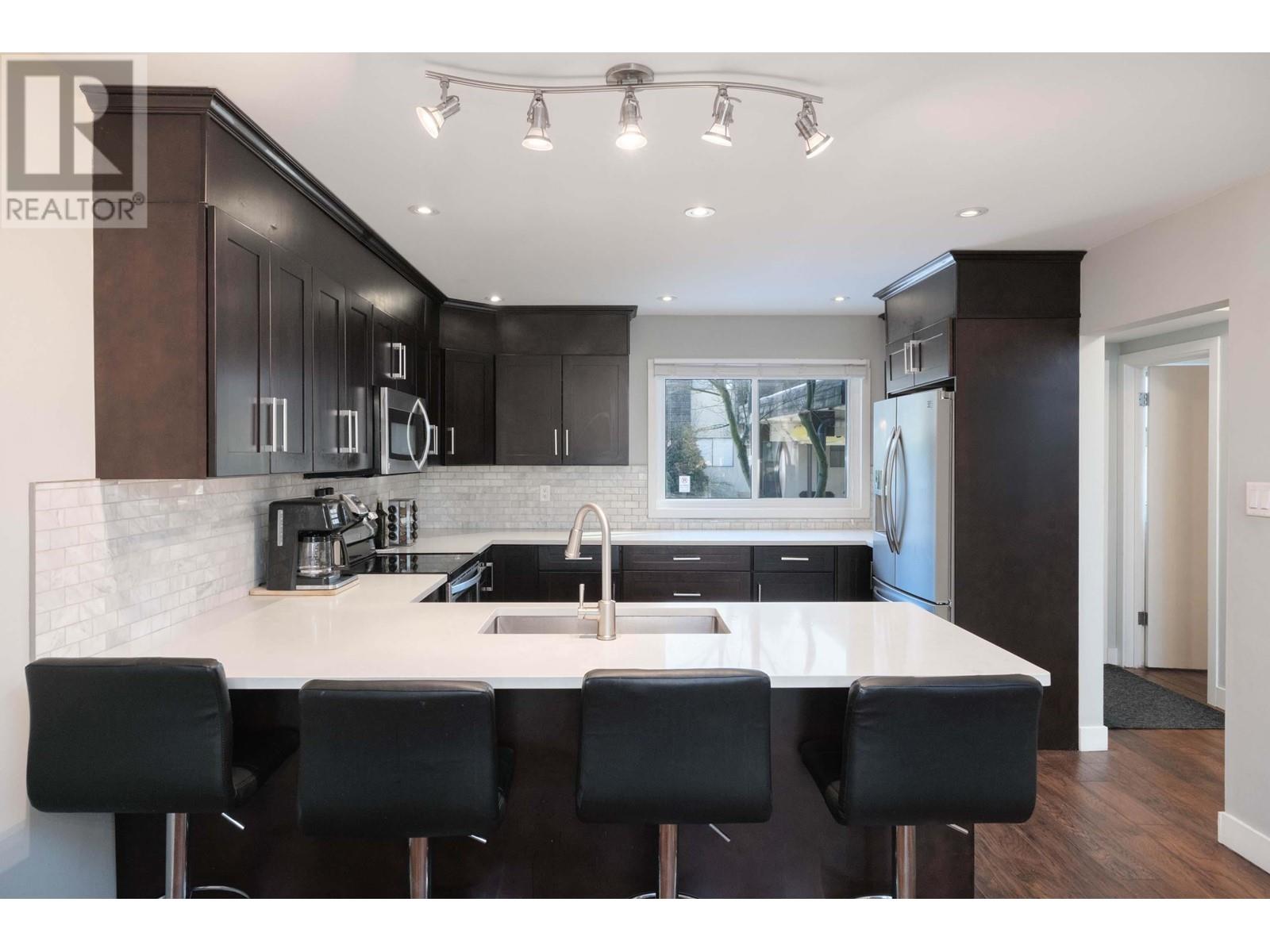Property at 1290 PREMIER STREET image 5