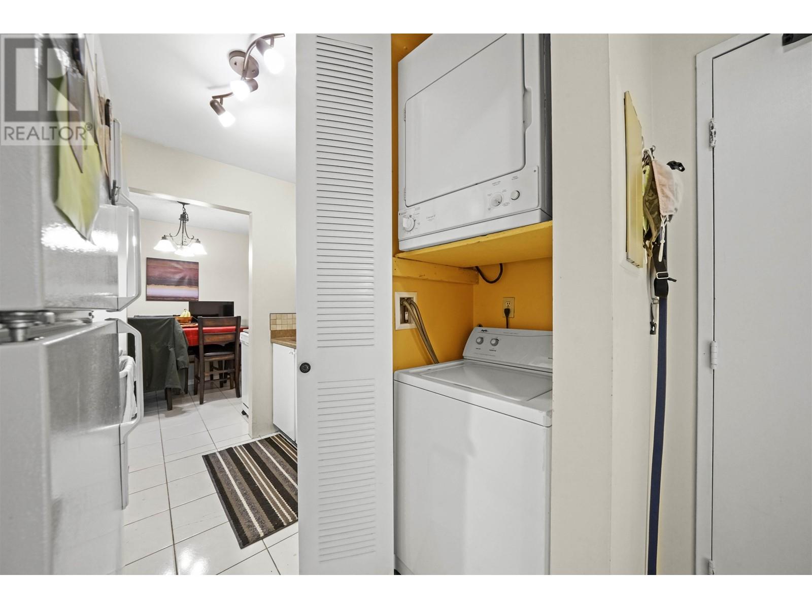 203 9584 Manchester Drive, Burnaby, British Columbia  V3N 4R1 - Photo 4 - R2967852