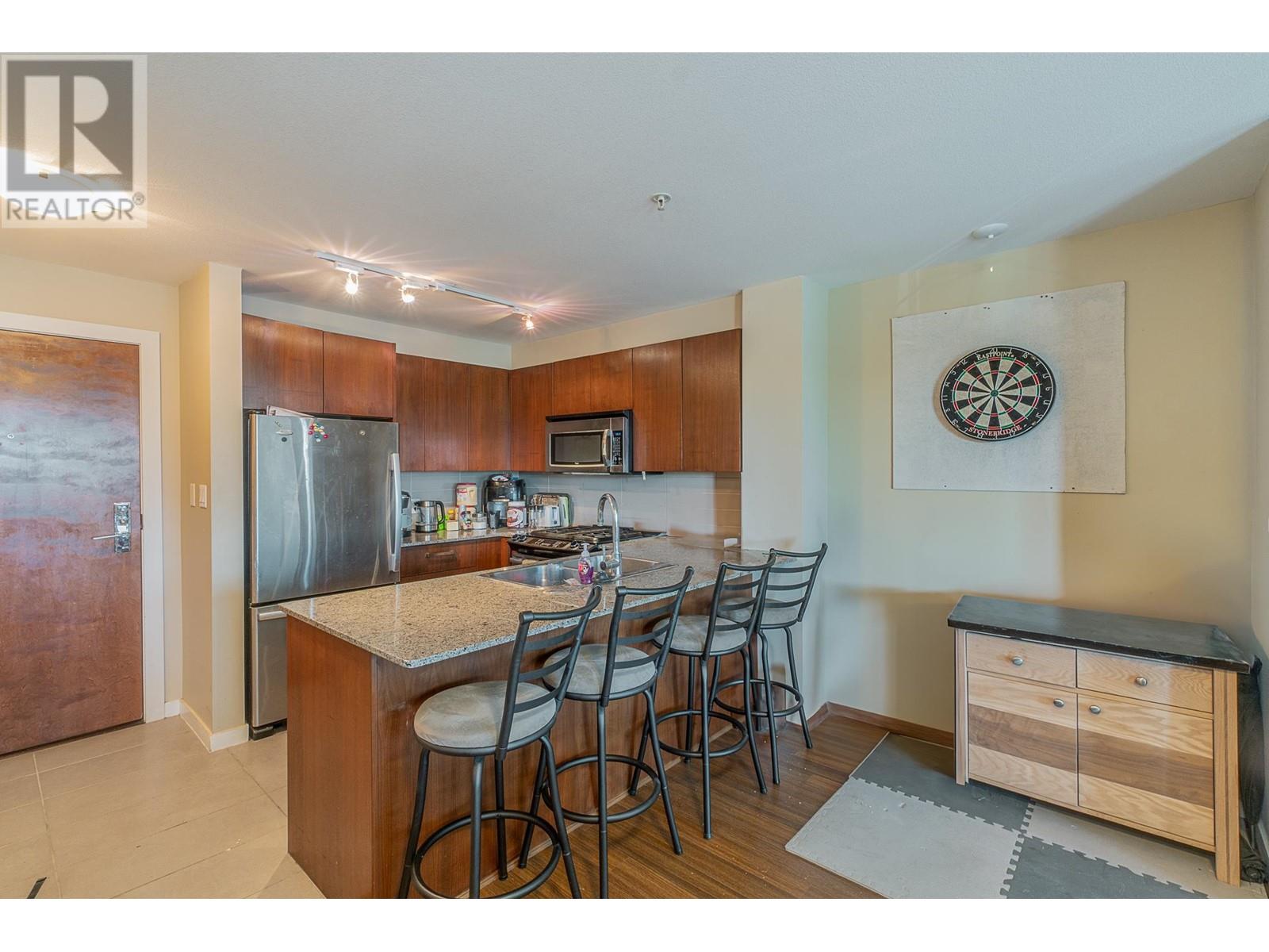 Listing Picture 11 of 32 : 312 5665 IRMIN STREET, Burnaby / 本拿比 - 魯藝地產 Yvonne Lu Group - MLS Medallion Club Member