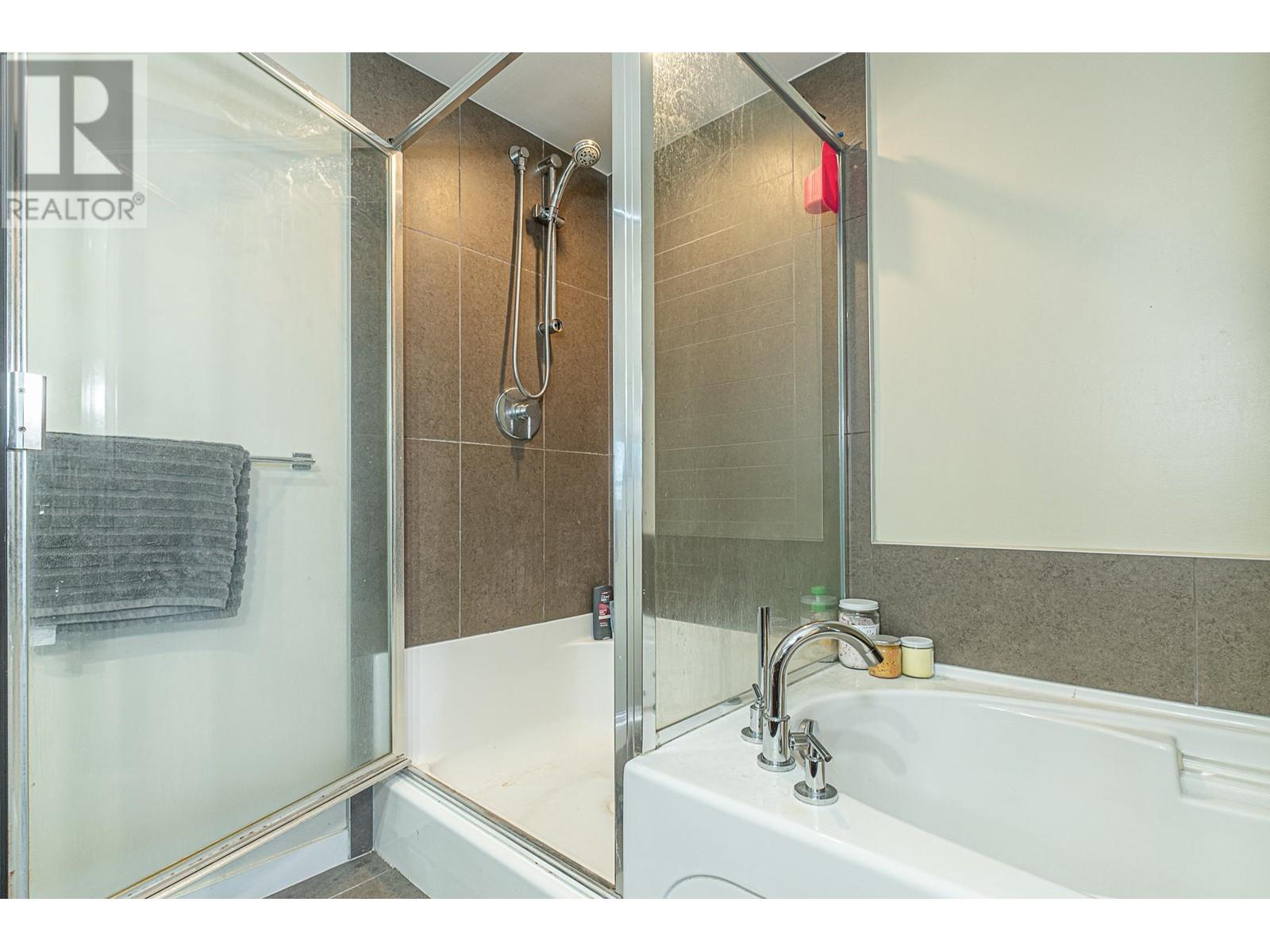 Listing Picture 26 of 32 : 312 5665 IRMIN STREET, Burnaby / 本拿比 - 魯藝地產 Yvonne Lu Group - MLS Medallion Club Member