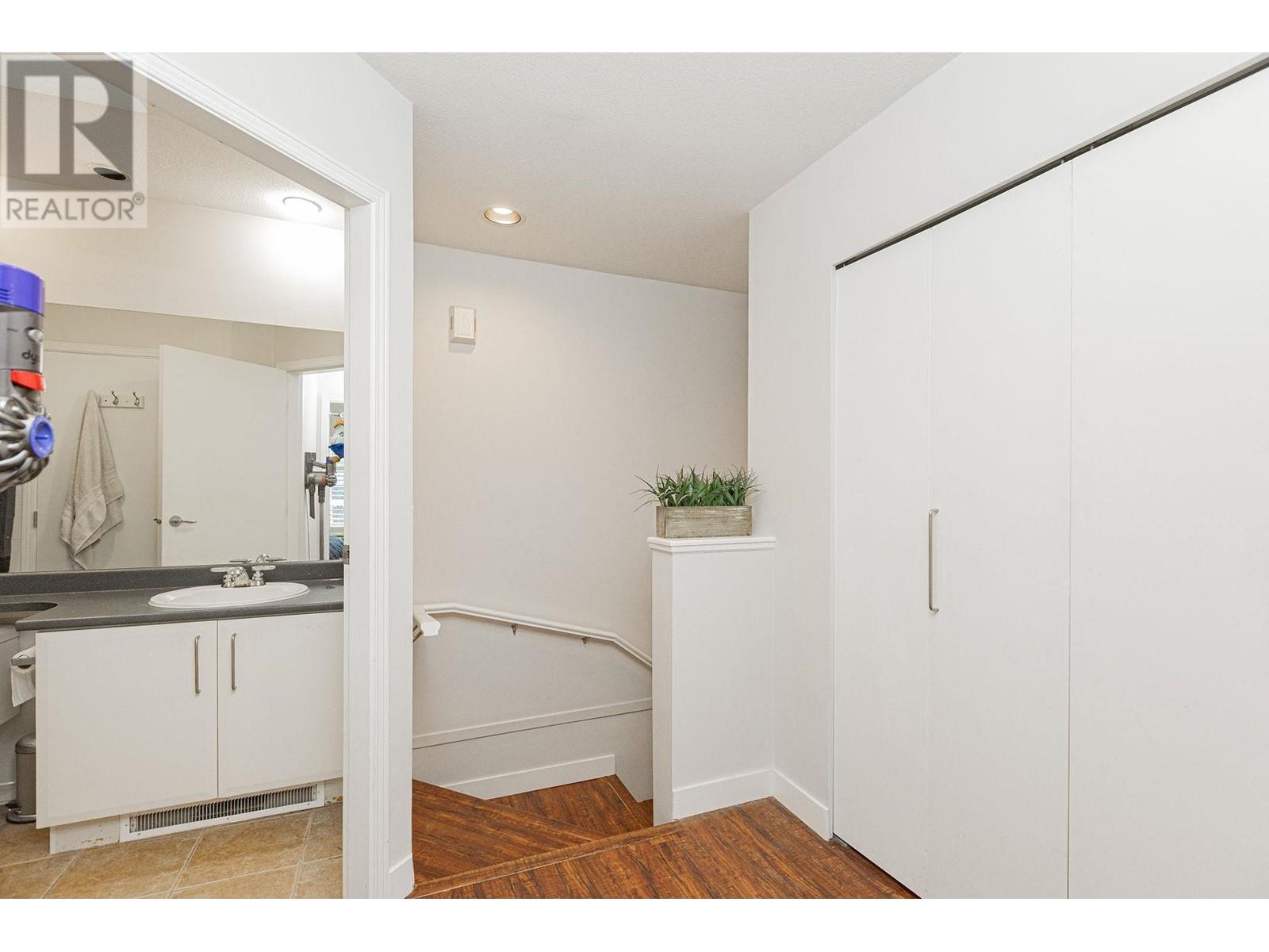 Listing Picture 18 of 22 : 7426 MAGNOLIA TERRACE, Burnaby / 本拿比 - 魯藝地產 Yvonne Lu Group - MLS Medallion Club Member