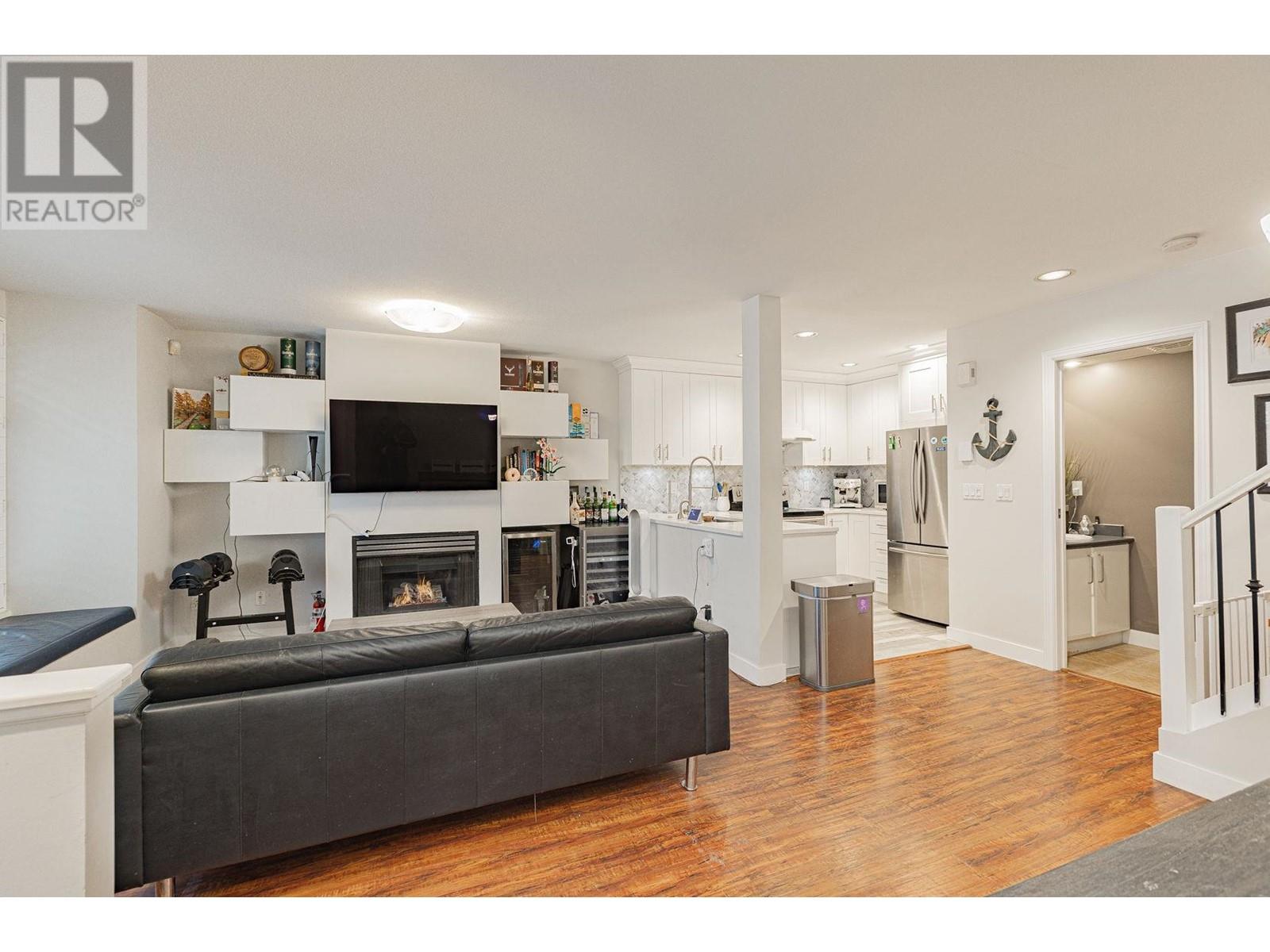 Listing Picture 3 of 22 : 7426 MAGNOLIA TERRACE, Burnaby / 本拿比 - 魯藝地產 Yvonne Lu Group - MLS Medallion Club Member