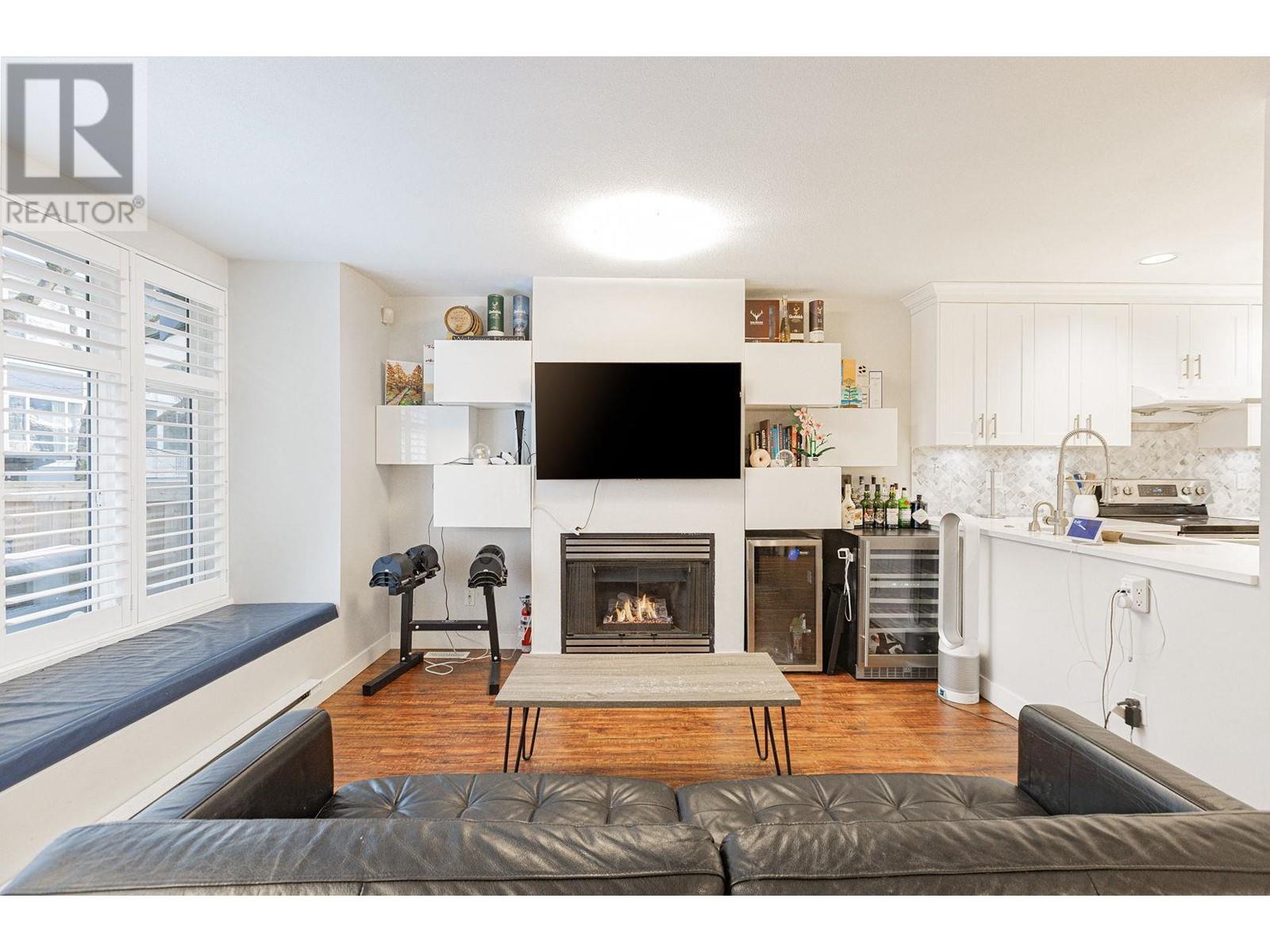 Listing Picture 4 of 22 : 7426 MAGNOLIA TERRACE, Burnaby / 本拿比 - 魯藝地產 Yvonne Lu Group - MLS Medallion Club Member