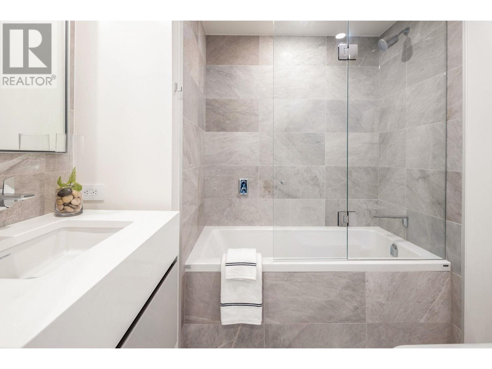 Listing Picture 11 of 26 : 2706 889 PACIFIC STREET, Vancouver / 溫哥華 - 魯藝地產 Yvonne Lu Group - MLS Medallion Club Member