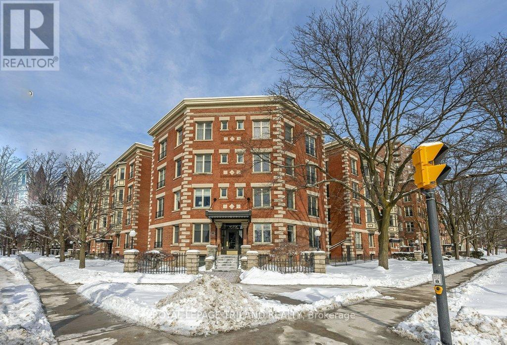 307 - 460 Wellington Street