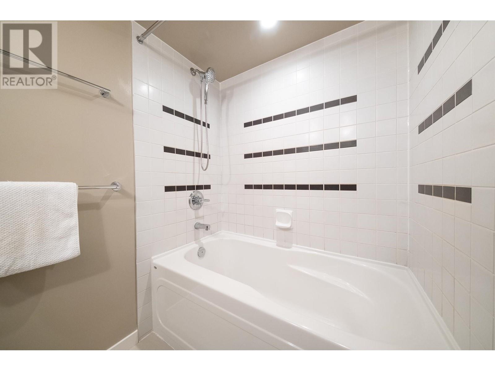 Listing Picture 16 of 23 : 1907 4118 DAWSON STREET, Burnaby / 本拿比 - 魯藝地產 Yvonne Lu Group - MLS Medallion Club Member