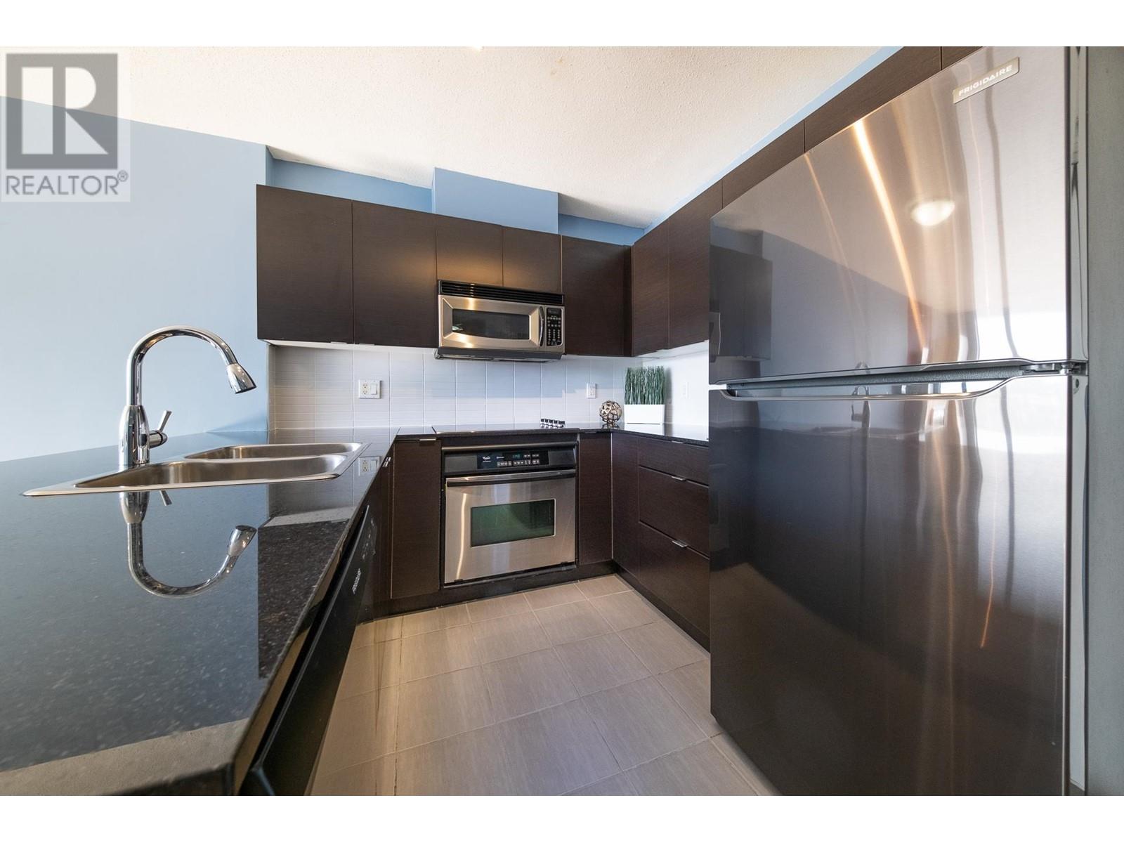 Listing Picture 8 of 23 : 1907 4118 DAWSON STREET, Burnaby / 本拿比 - 魯藝地產 Yvonne Lu Group - MLS Medallion Club Member