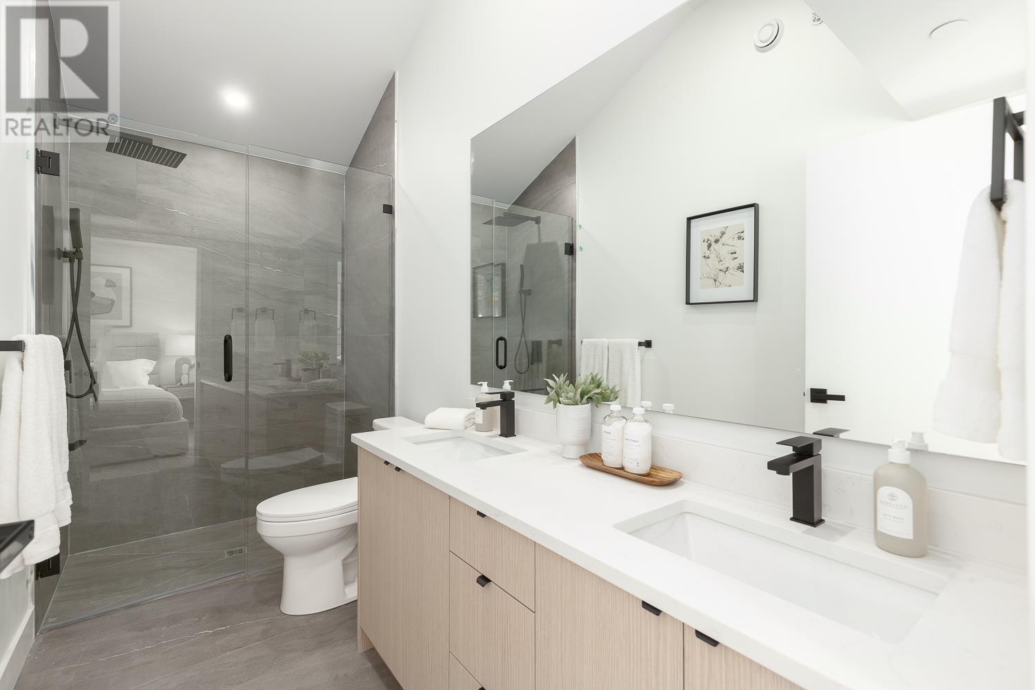 Listing Picture 11 of 18 : 1555 E 21ST AVENUE, Vancouver / 溫哥華 - 魯藝地產 Yvonne Lu Group - MLS Medallion Club Member