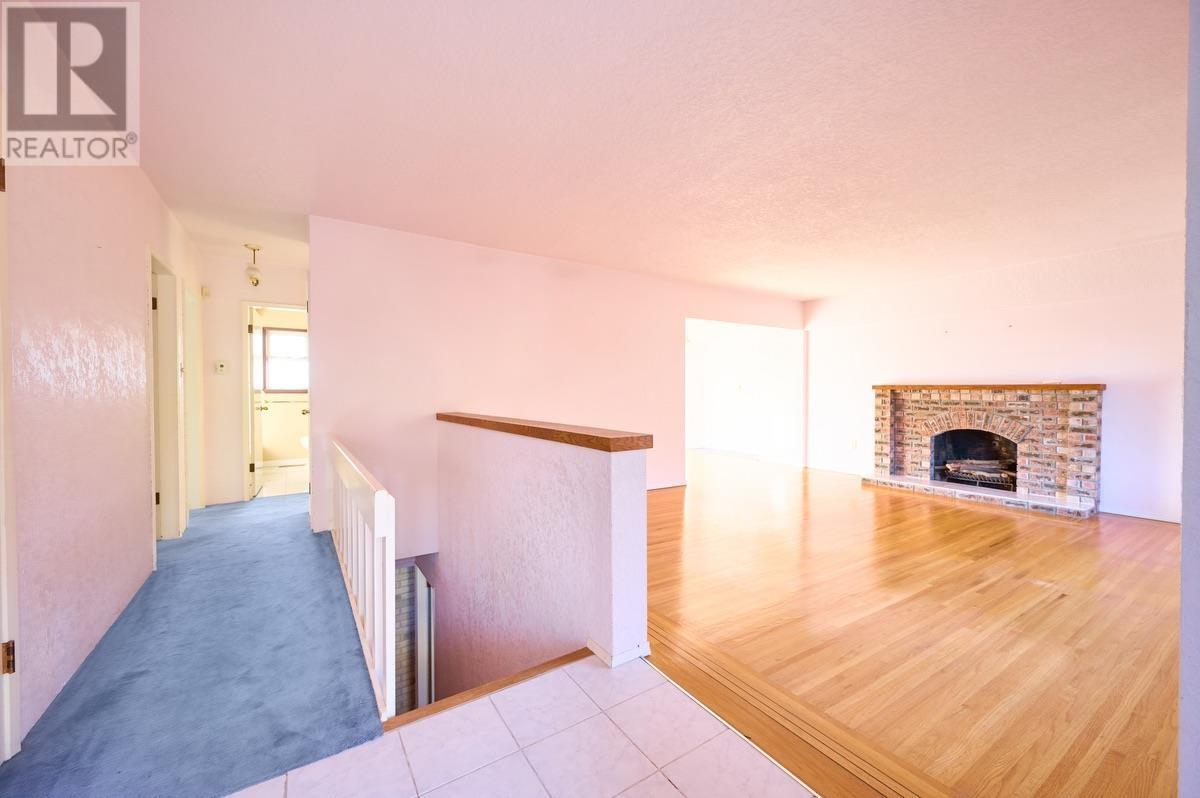 Listing Picture 3 of 39 : 2676 E 56TH AVENUE, Vancouver / 溫哥華 - 魯藝地產 Yvonne Lu Group - MLS Medallion Club Member