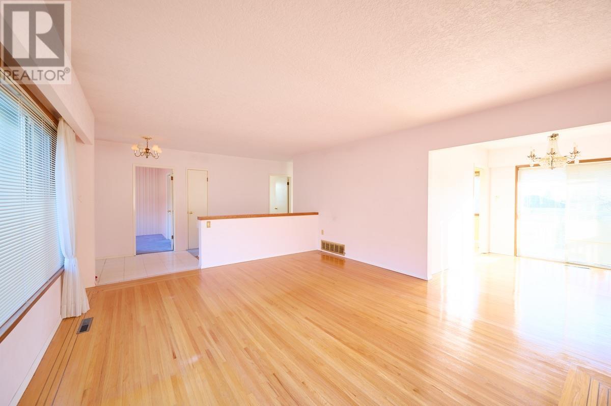 Listing Picture 6 of 39 : 2676 E 56TH AVENUE, Vancouver / 溫哥華 - 魯藝地產 Yvonne Lu Group - MLS Medallion Club Member