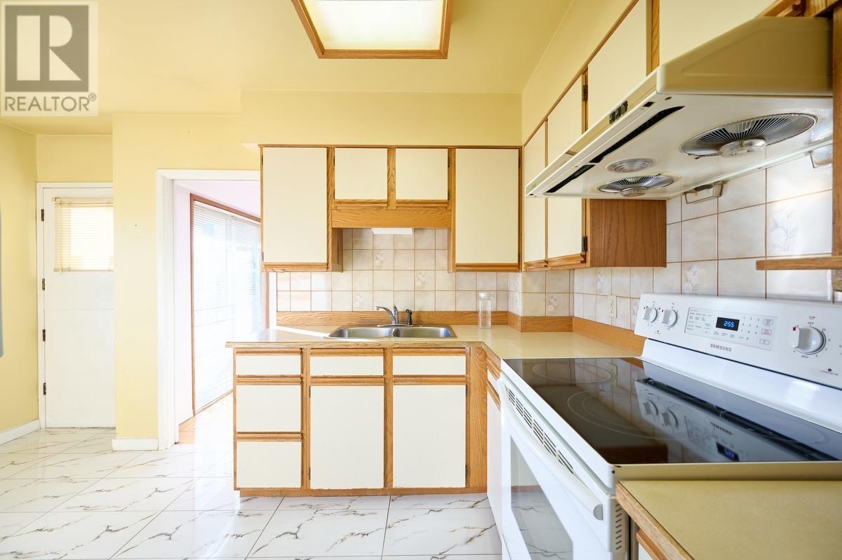 Listing Picture 9 of 39 : 2676 E 56TH AVENUE, Vancouver / 溫哥華 - 魯藝地產 Yvonne Lu Group - MLS Medallion Club Member