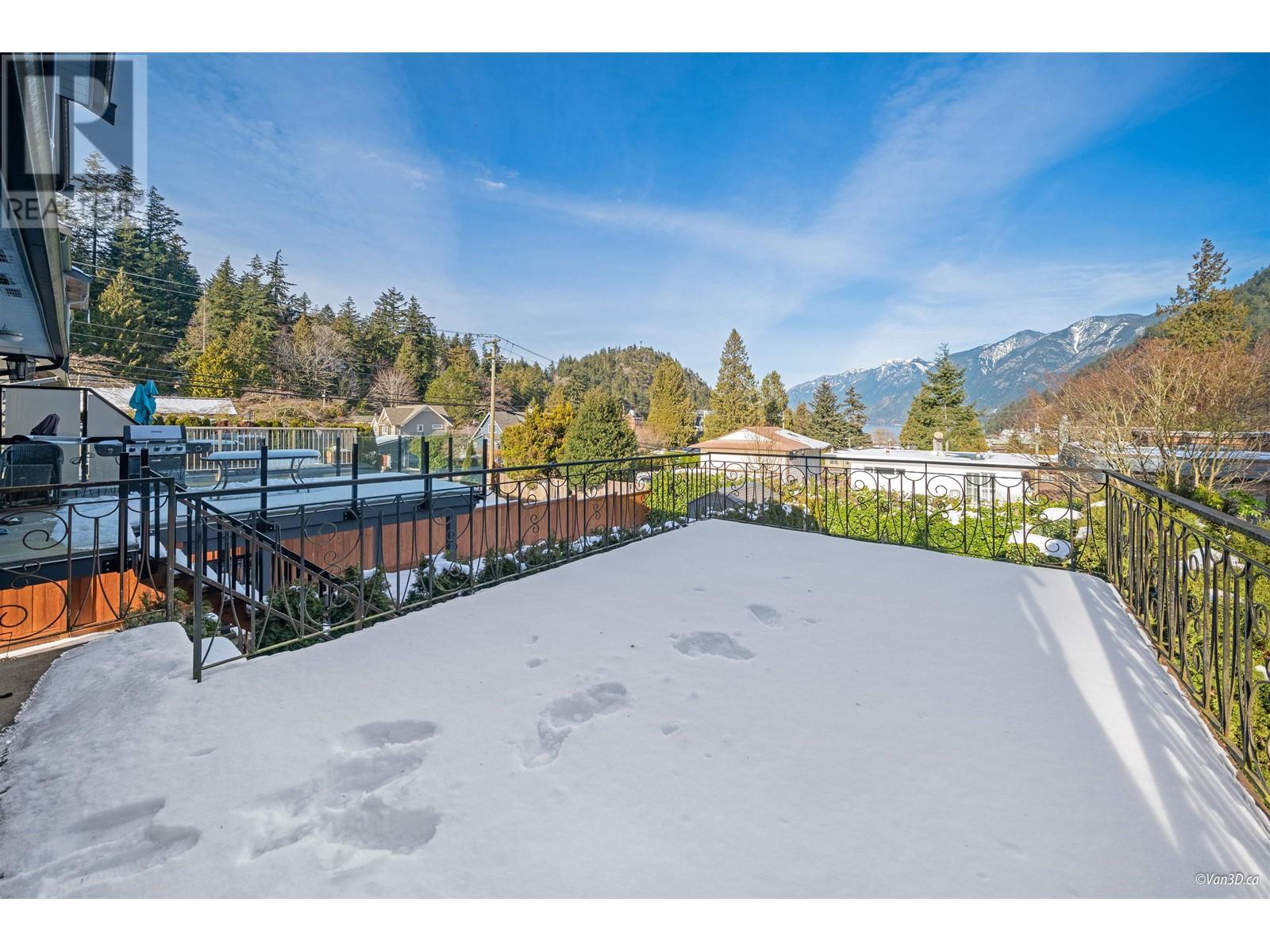6387 Chatham Street, West Vancouver, British Columbia  V7W 2E1 - Photo 3 - R2968031