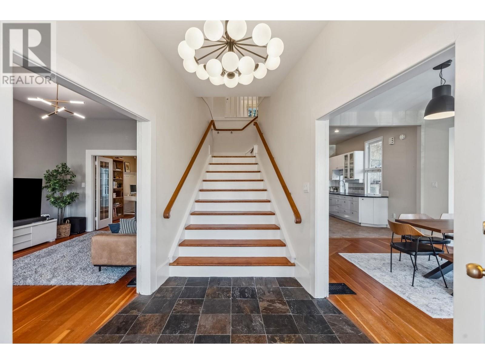 Listing Picture 3 of 37 : 2656-2658 W 3RD AVENUE, Vancouver / 溫哥華 - 魯藝地產 Yvonne Lu Group - MLS Medallion Club Member