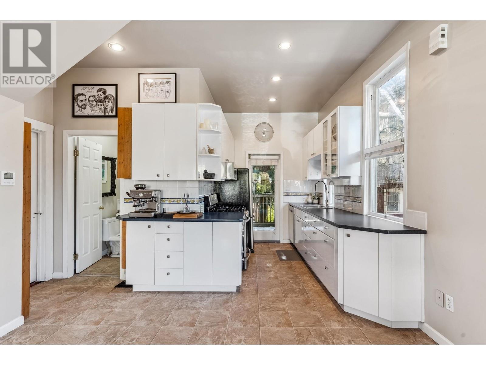 Listing Picture 11 of 37 : 2656-2658 W 3RD AVENUE, Vancouver / 溫哥華 - 魯藝地產 Yvonne Lu Group - MLS Medallion Club Member