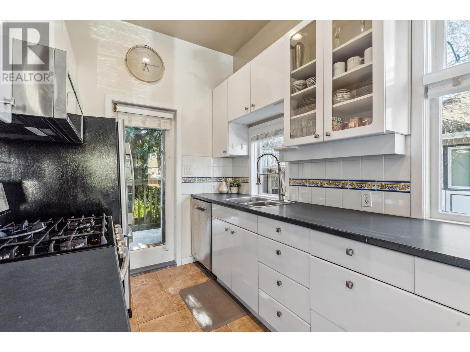 Listing Picture 13 of 37 : 2656-2658 W 3RD AVENUE, Vancouver / 溫哥華 - 魯藝地產 Yvonne Lu Group - MLS Medallion Club Member