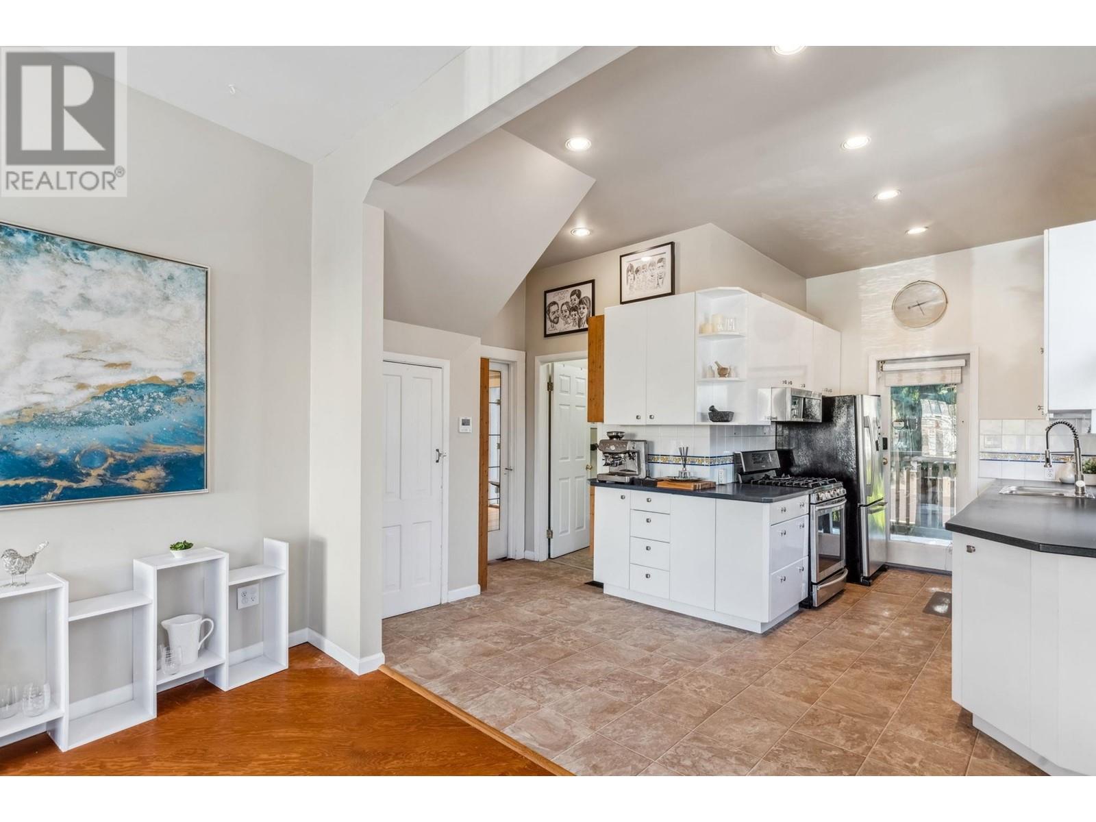 Listing Picture 10 of 37 : 2656-2658 W 3RD AVENUE, Vancouver / 溫哥華 - 魯藝地產 Yvonne Lu Group - MLS Medallion Club Member