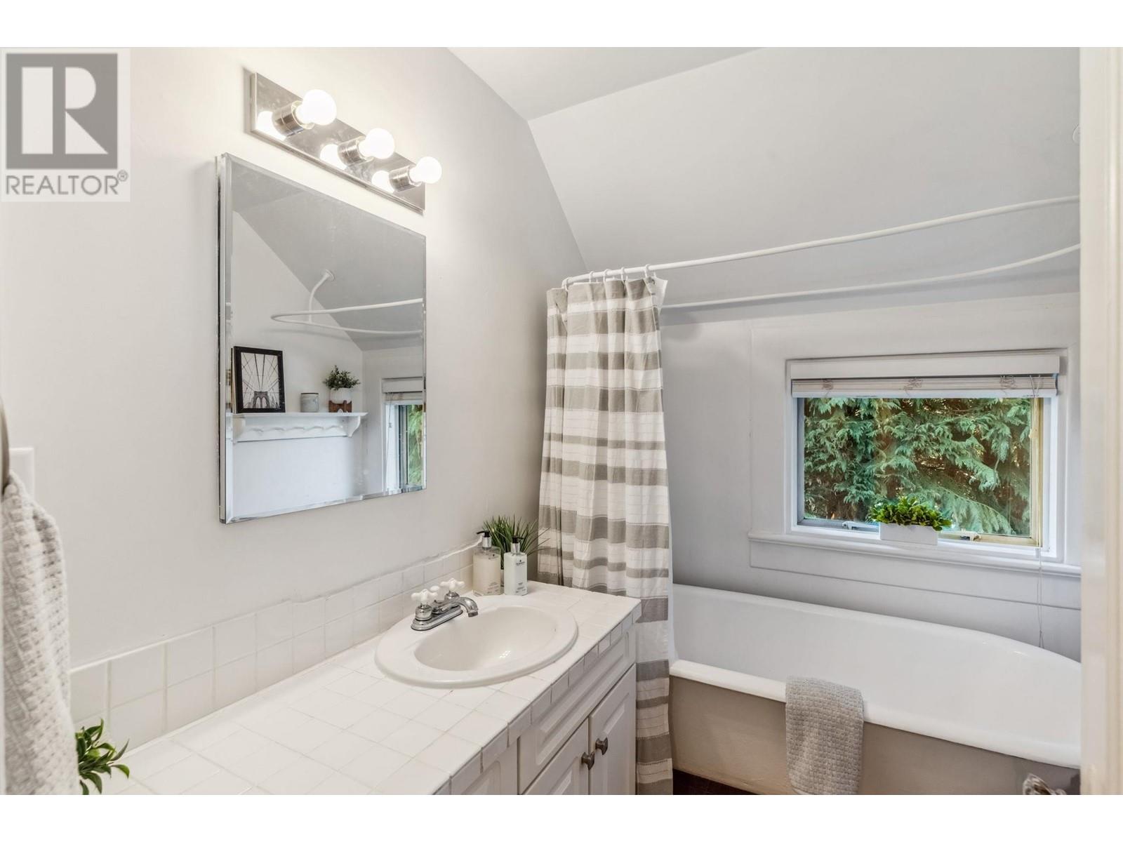 Listing Picture 31 of 37 : 2656-2658 W 3RD AVENUE, Vancouver / 溫哥華 - 魯藝地產 Yvonne Lu Group - MLS Medallion Club Member