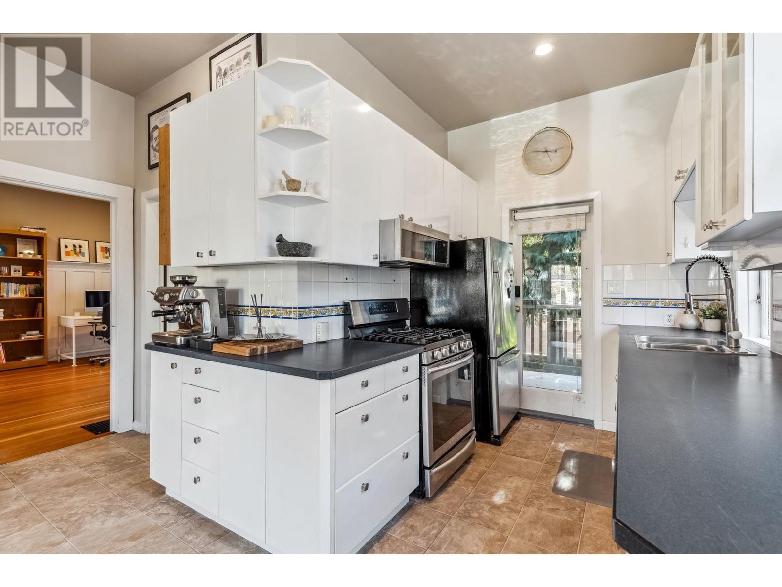 Listing Picture 12 of 37 : 2656-2658 W 3RD AVENUE, Vancouver / 溫哥華 - 魯藝地產 Yvonne Lu Group - MLS Medallion Club Member