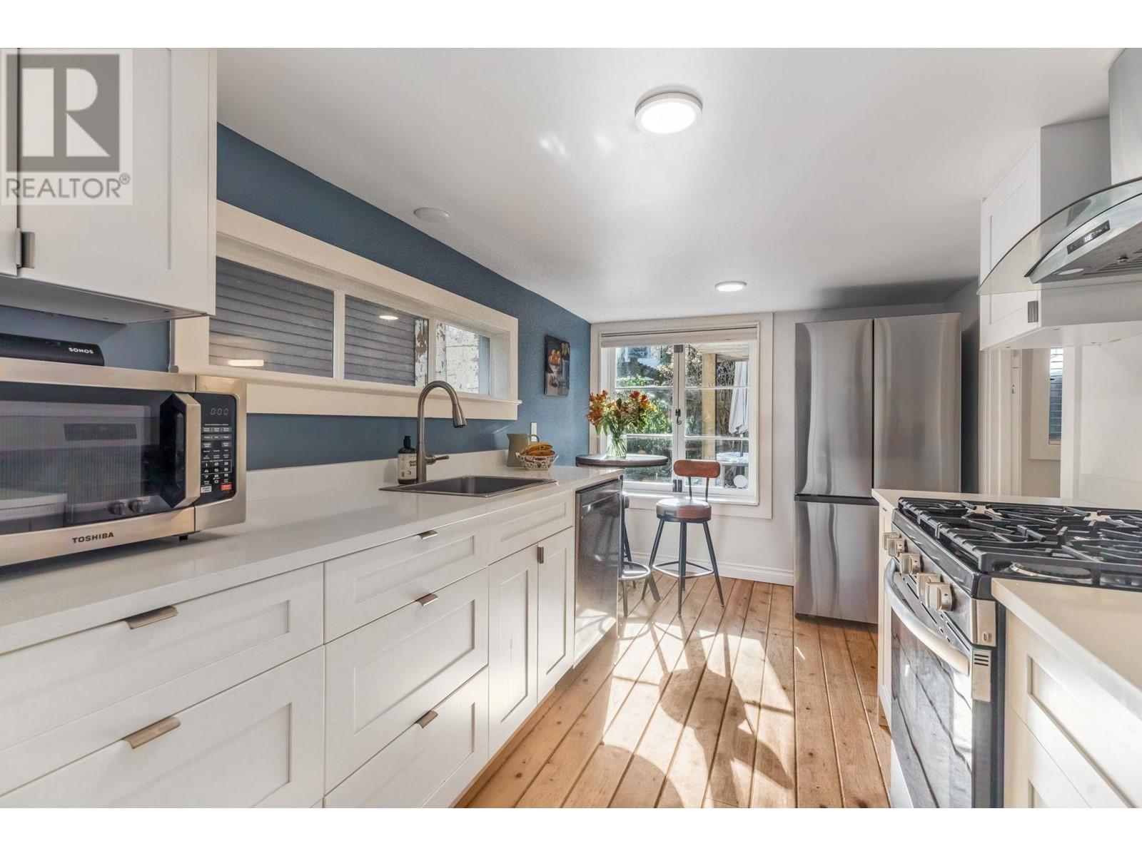 Listing Picture 32 of 37 : 2656-2658 W 3RD AVENUE, Vancouver / 溫哥華 - 魯藝地產 Yvonne Lu Group - MLS Medallion Club Member