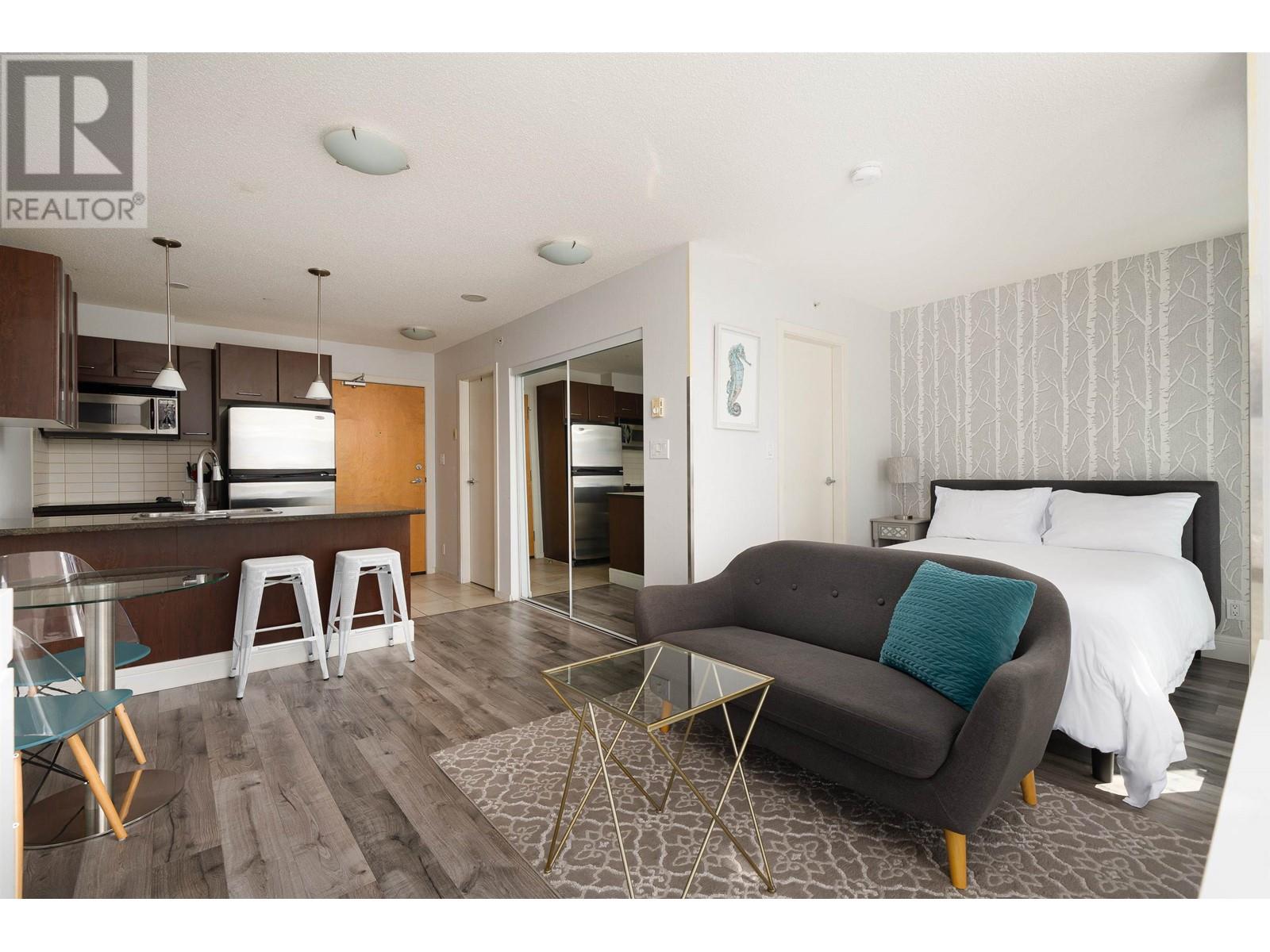 Listing Picture 8 of 30 : 2407 1155 SEYMOUR STREET, Vancouver / 溫哥華 - 魯藝地產 Yvonne Lu Group - MLS Medallion Club Member