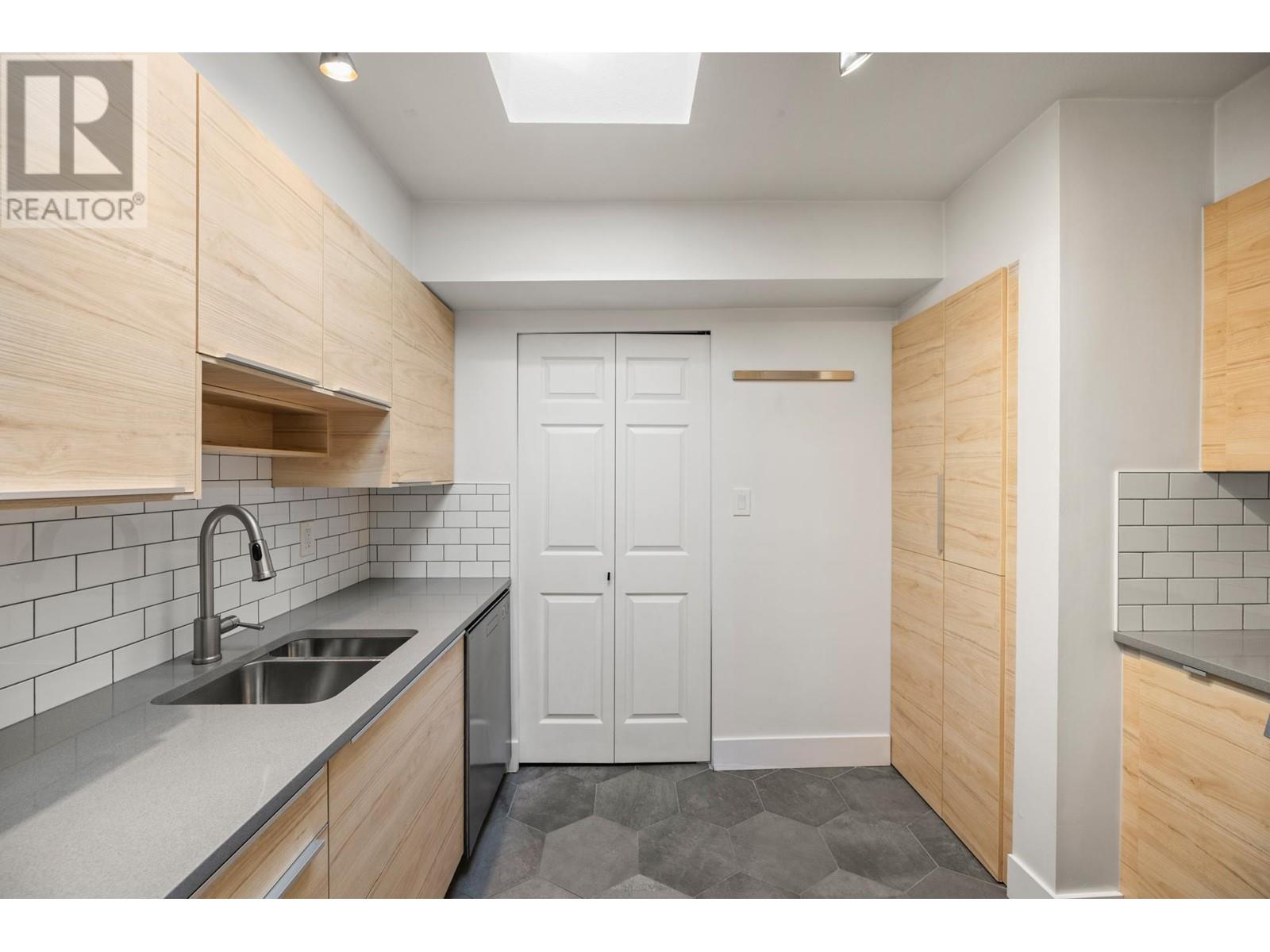 Listing Picture 24 of 38 : 401 1481 E 4TH AVENUE, Vancouver / 溫哥華 - 魯藝地產 Yvonne Lu Group - MLS Medallion Club Member