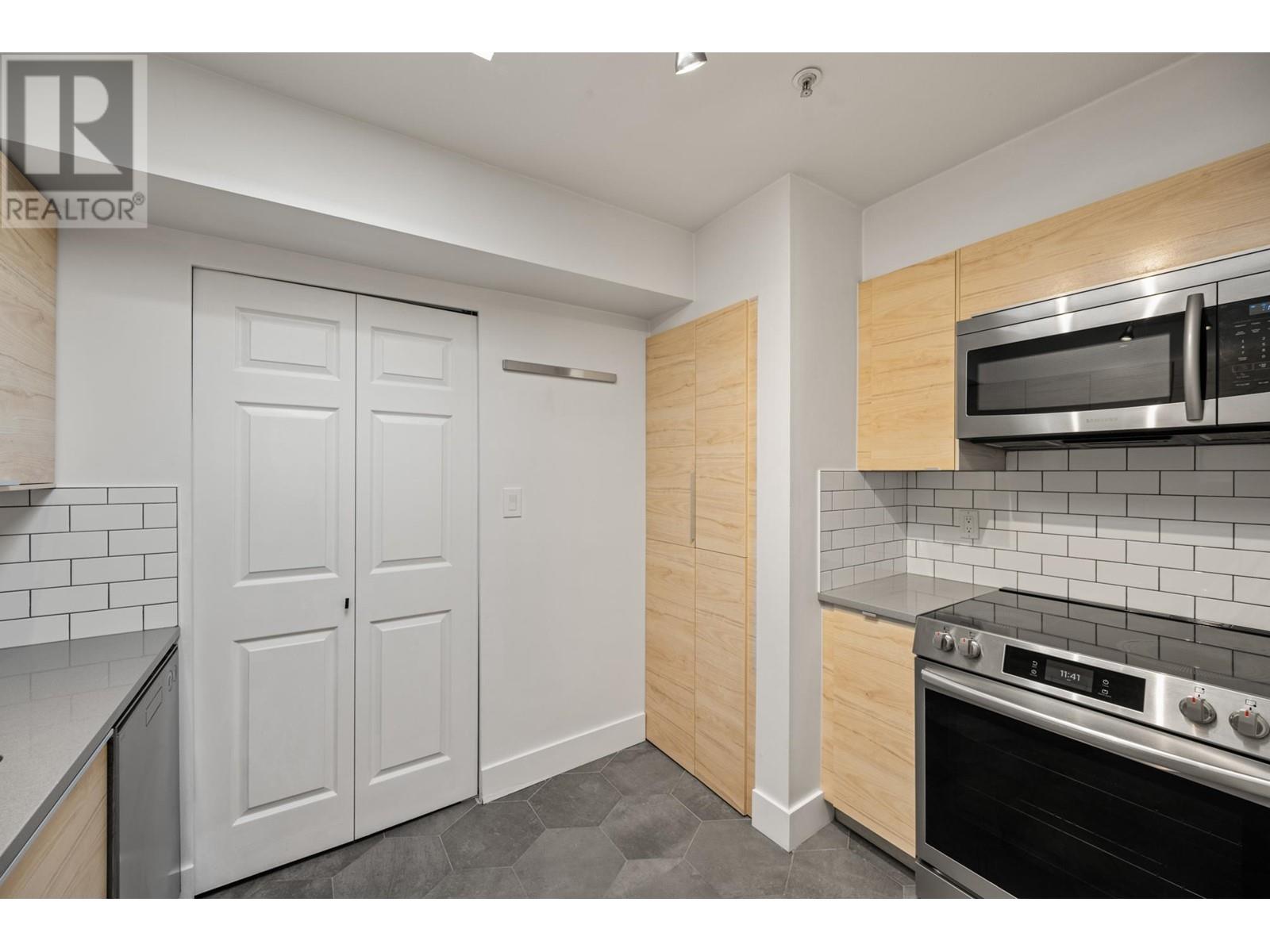 Listing Picture 25 of 38 : 401 1481 E 4TH AVENUE, Vancouver / 溫哥華 - 魯藝地產 Yvonne Lu Group - MLS Medallion Club Member