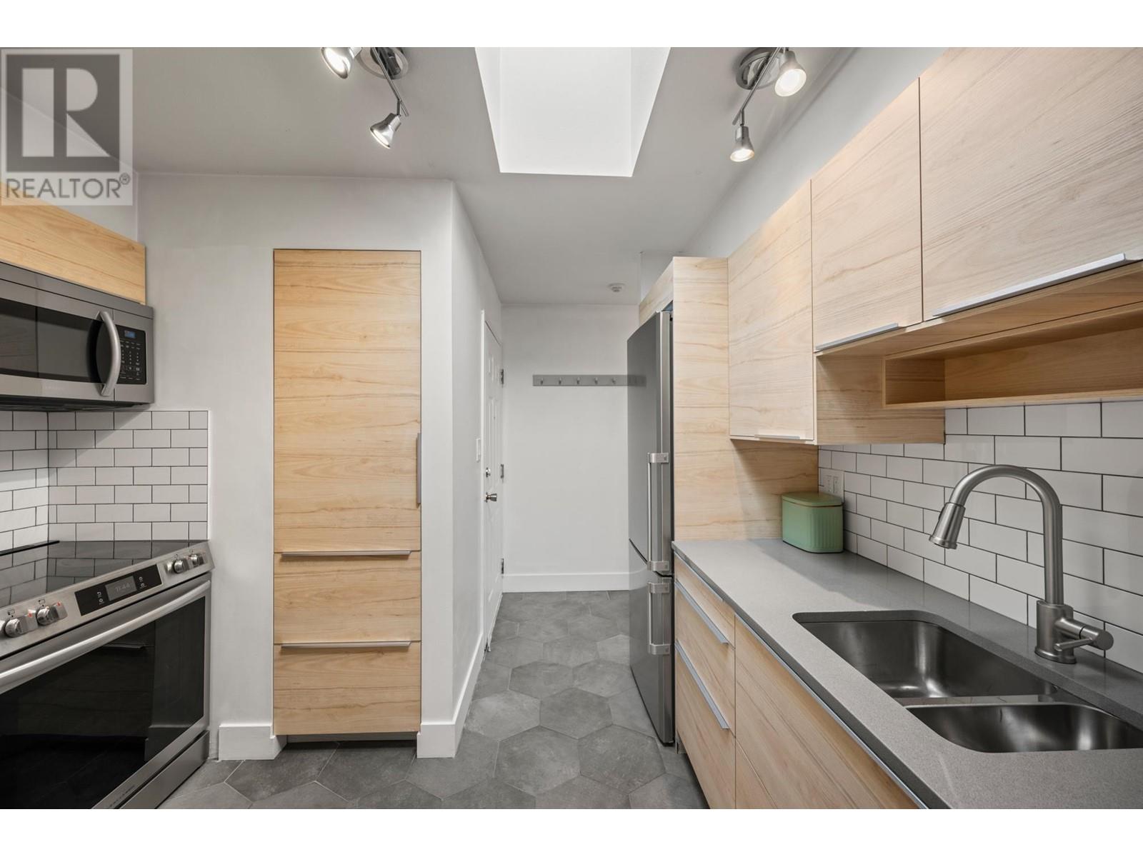 Listing Picture 28 of 38 : 401 1481 E 4TH AVENUE, Vancouver / 溫哥華 - 魯藝地產 Yvonne Lu Group - MLS Medallion Club Member