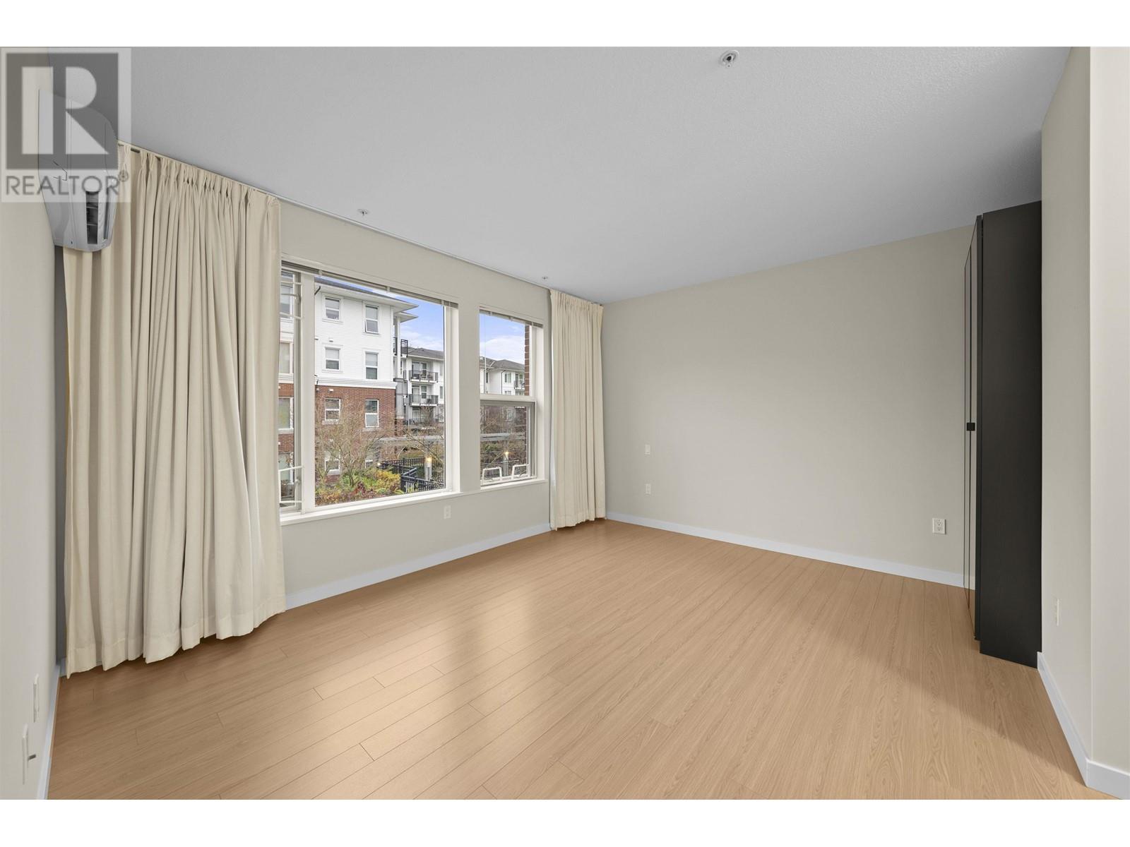 Listing Picture 11 of 31 : 219 9388 MCKIM WAY, Richmond / 烈治文 - 魯藝地產 Yvonne Lu Group - MLS Medallion Club Member