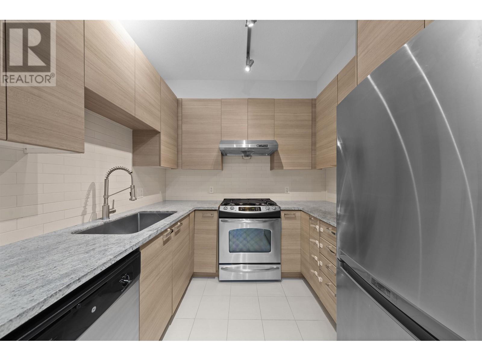 Listing Picture 17 of 31 : 219 9388 MCKIM WAY, Richmond / 烈治文 - 魯藝地產 Yvonne Lu Group - MLS Medallion Club Member