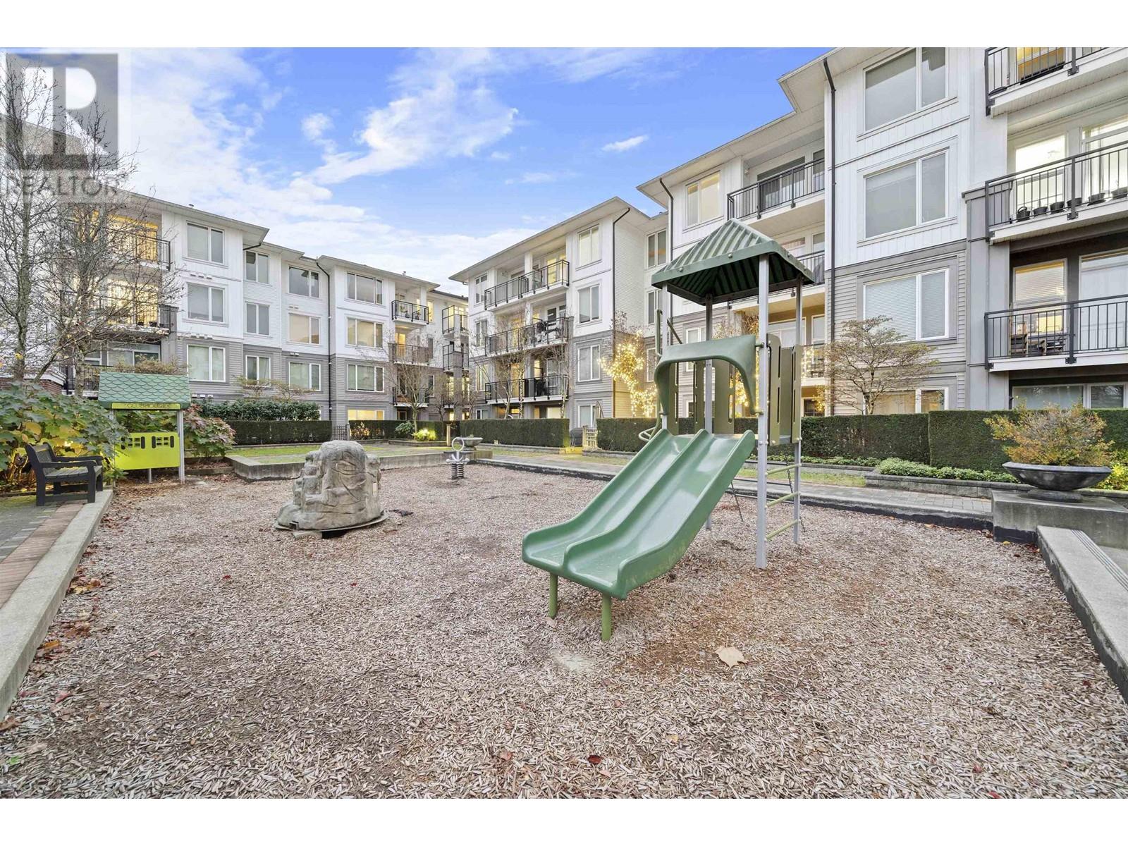 Listing Picture 26 of 31 : 219 9388 MCKIM WAY, Richmond / 烈治文 - 魯藝地產 Yvonne Lu Group - MLS Medallion Club Member
