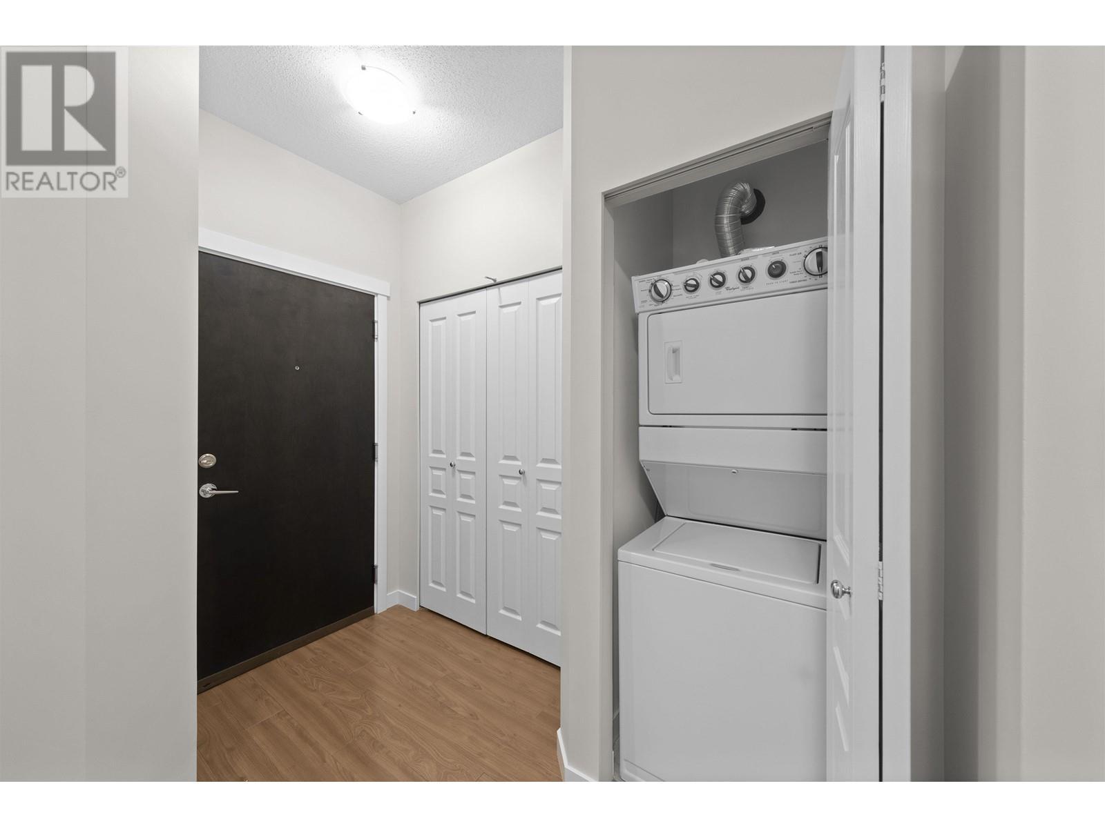 Listing Picture 3 of 31 : 219 9388 MCKIM WAY, Richmond / 烈治文 - 魯藝地產 Yvonne Lu Group - MLS Medallion Club Member