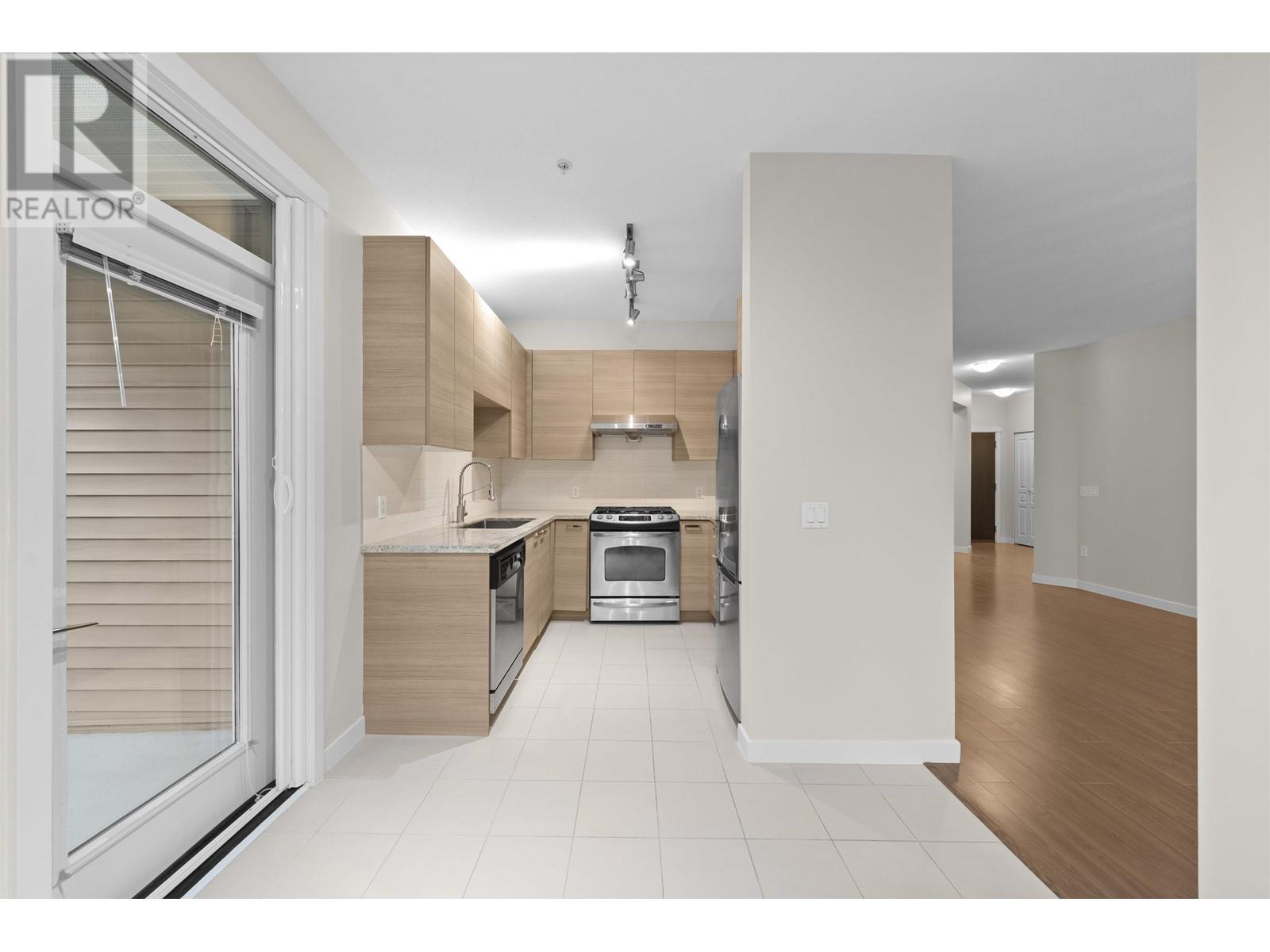 Listing Picture 4 of 31 : 219 9388 MCKIM WAY, Richmond / 烈治文 - 魯藝地產 Yvonne Lu Group - MLS Medallion Club Member