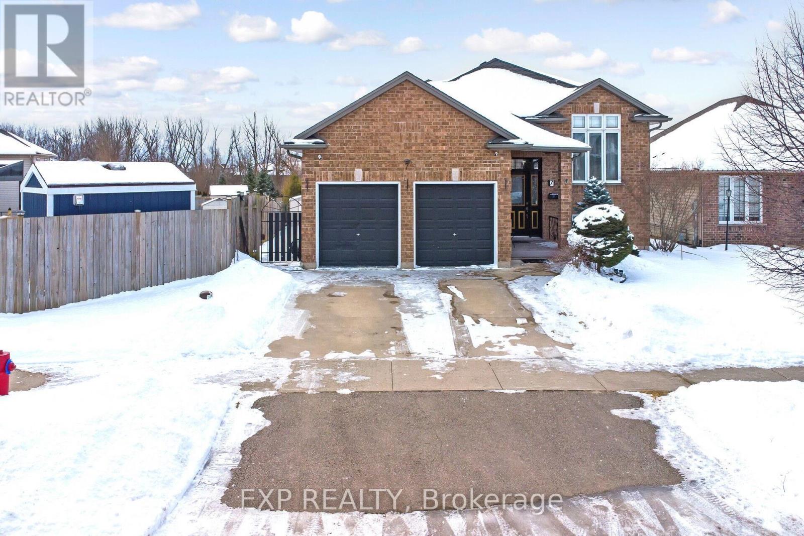 Property at 7 LYNBROOK LANE image 1