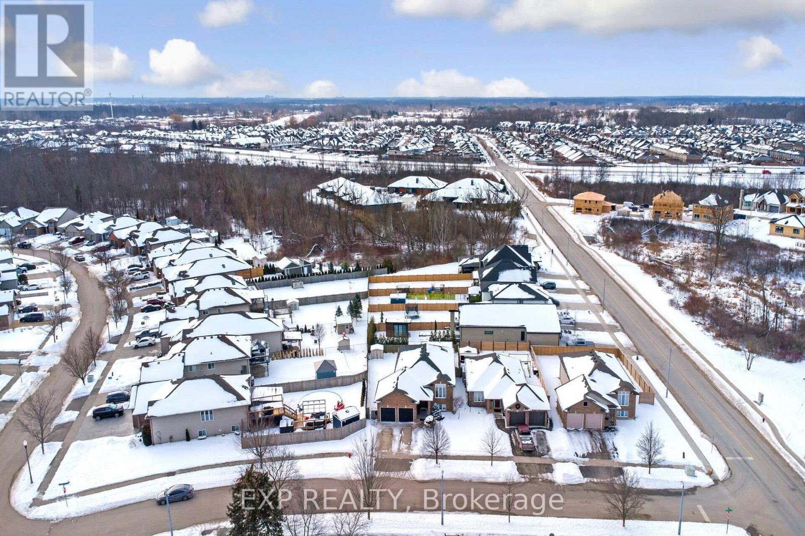 Property at 7 LYNBROOK LANE image 3