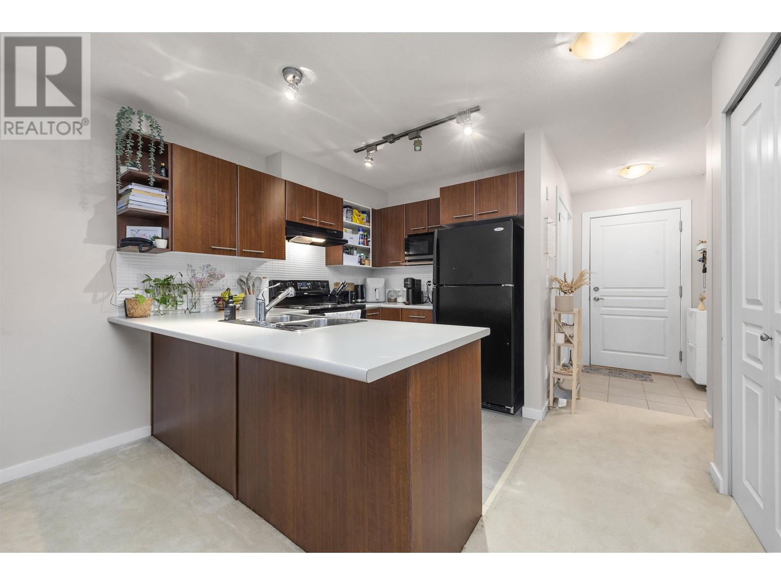 Listing Picture 6 of 28 : 204 4788 BRENTWOOD DRIVE, Burnaby / 本拿比 - 魯藝地產 Yvonne Lu Group - MLS Medallion Club Member