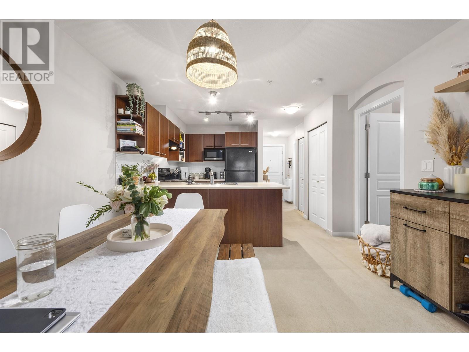 Listing Picture 8 of 28 : 204 4788 BRENTWOOD DRIVE, Burnaby / 本拿比 - 魯藝地產 Yvonne Lu Group - MLS Medallion Club Member