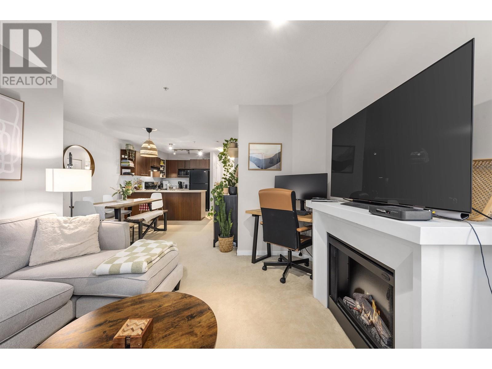 Listing Picture 4 of 28 : 204 4788 BRENTWOOD DRIVE, Burnaby / 本拿比 - 魯藝地產 Yvonne Lu Group - MLS Medallion Club Member