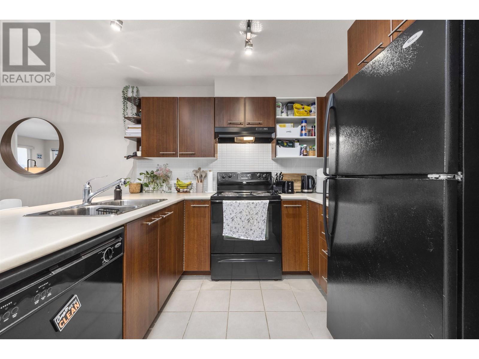 Listing Picture 7 of 28 : 204 4788 BRENTWOOD DRIVE, Burnaby / 本拿比 - 魯藝地產 Yvonne Lu Group - MLS Medallion Club Member