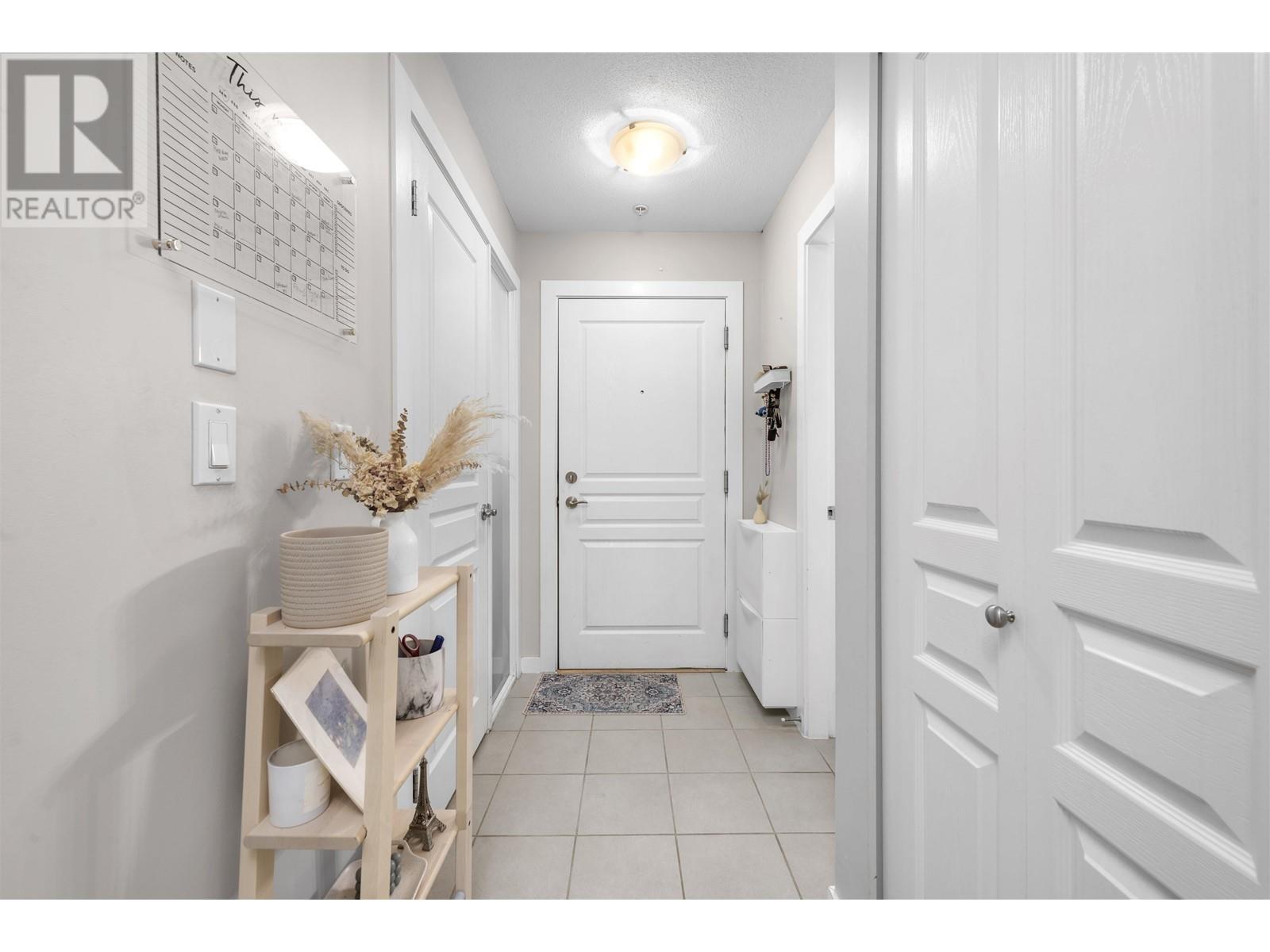 Listing Picture 15 of 28 : 204 4788 BRENTWOOD DRIVE, Burnaby / 本拿比 - 魯藝地產 Yvonne Lu Group - MLS Medallion Club Member