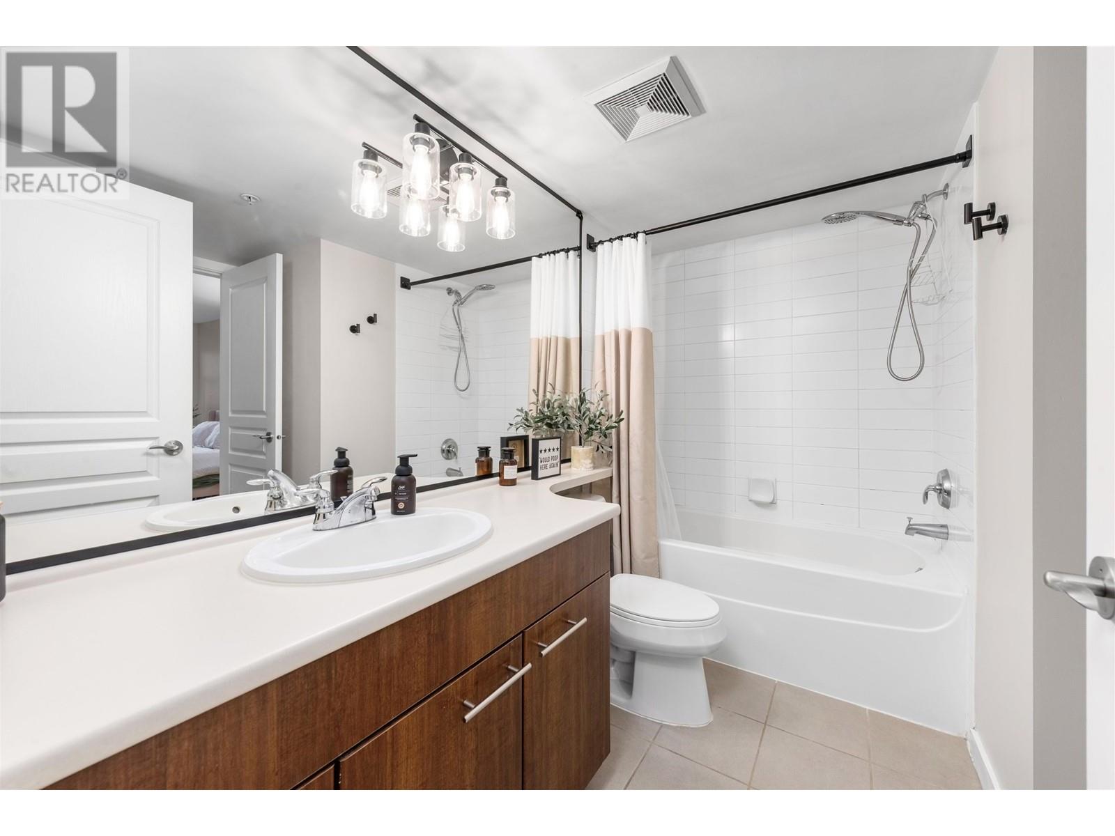 Listing Picture 14 of 28 : 204 4788 BRENTWOOD DRIVE, Burnaby / 本拿比 - 魯藝地產 Yvonne Lu Group - MLS Medallion Club Member
